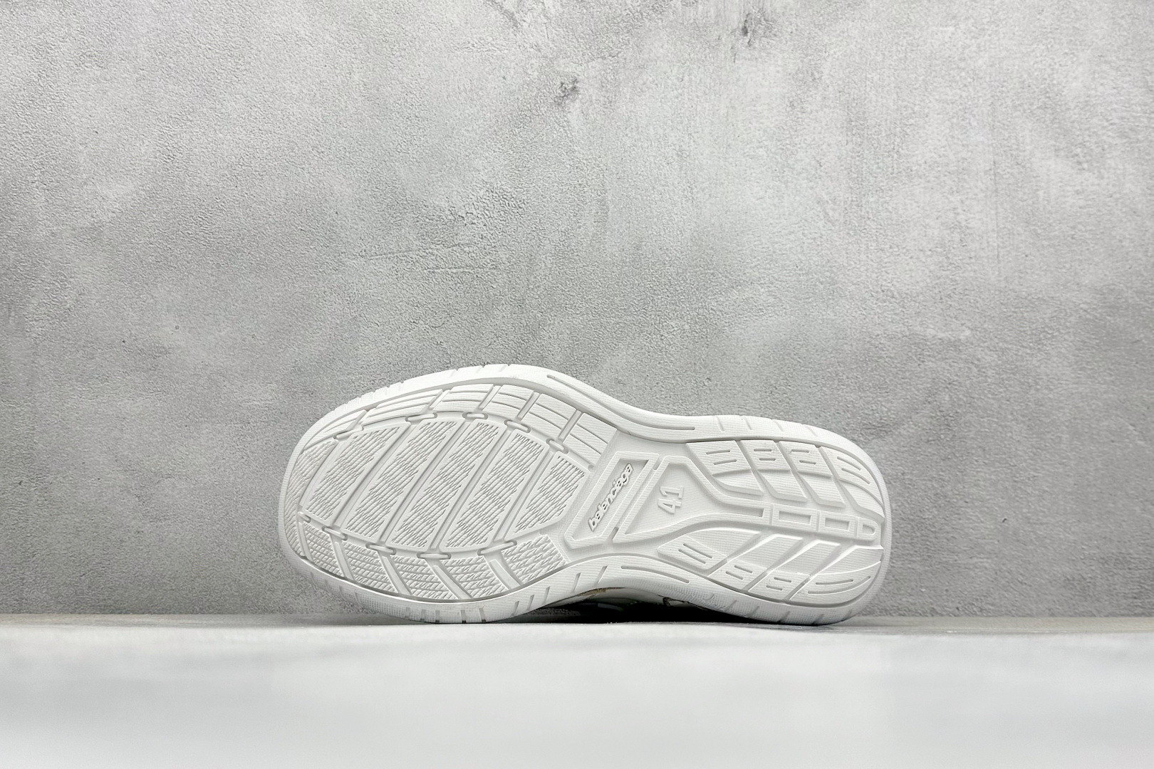 图片[4]-OK版Balenciaga Hamptons Worn-Out 巴黎世家十八18代 涤纶（聚酯纤维）牛皮革 圆头系带 低帮 生活休闲鞋板鞋 S2纯原生产线出品全套原纸板楦头开发 最原汁原味的灵魂版型 全鞋荧光划线卡点 胶水把控整洁度追求极致完美 每一双都是工艺品 多重QC质检 超越公司货的品控标准 实实在在的免检产品 原盒原配 正确字体电绣 粗细、位置、大小正确 侧边TPU 透气孔匹配意产原版 正确分离大底 TPU软底 原版一致大底LOGO 立体感十足 原厂皮料水洗做旧 采购原厂网纱 偏大一码 尺码：35 36 37 38 39 40 41 42 43 44 45 46-选品中心