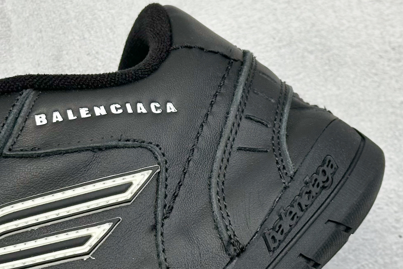 图片[9]-OK版Balenciaga Hamptons Worn-Out 巴黎世家十八18代 涤纶（聚酯纤维）牛皮革 圆头系带 低帮 生活休闲鞋板鞋 S2纯原生产线出品全套原纸板楦头开发 最原汁原味的灵魂版型 全鞋荧光划线卡点 胶水把控整洁度追求极致完美 每一双都是工艺品 多重QC质检 超越公司货的品控标准 实实在在的免检产品 原盒原配 正确字体电绣 粗细、位置、大小正确 侧边TPU 透气孔匹配意产原版 正确分离大底 TPU软底 原版一致大底LOGO 立体感十足 原厂皮料水洗做旧 采购原厂网纱 偏大一码 尺码：35 36 37 38 39 40 41 42 43 44 45 46-选品中心