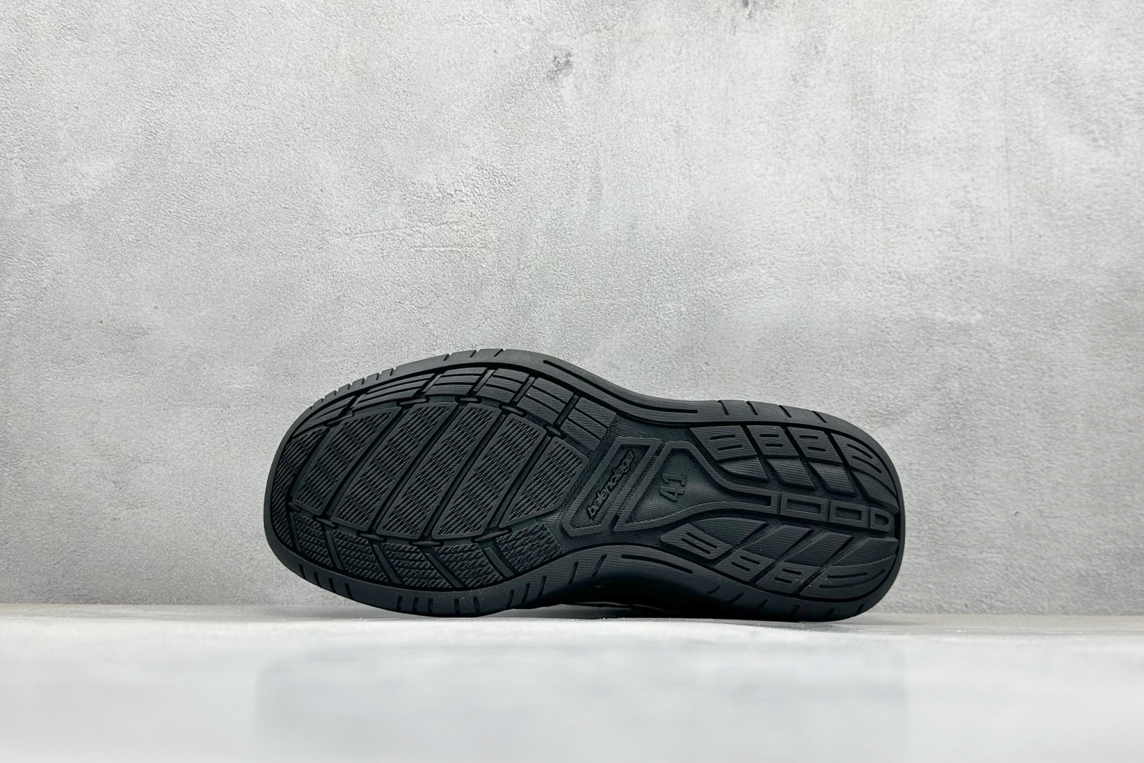 图片[4]-OK版Balenciaga Hamptons Worn-Out 巴黎世家十八18代 涤纶（聚酯纤维）牛皮革 圆头系带 低帮 生活休闲鞋板鞋 S2纯原生产线出品全套原纸板楦头开发 最原汁原味的灵魂版型 全鞋荧光划线卡点 胶水把控整洁度追求极致完美 每一双都是工艺品 多重QC质检 超越公司货的品控标准 实实在在的免检产品 原盒原配 正确字体电绣 粗细、位置、大小正确 侧边TPU 透气孔匹配意产原版 正确分离大底 TPU软底 原版一致大底LOGO 立体感十足 原厂皮料水洗做旧 采购原厂网纱 偏大一码 尺码：35 36 37 38 39 40 41 42 43 44 45 46-选品中心