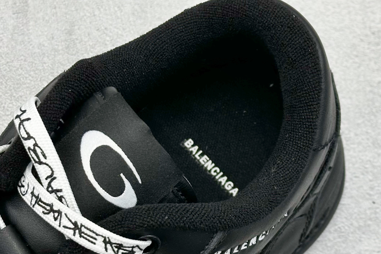 图片[8]-OK版Balenciaga Hamptons Worn-Out 巴黎世家十八18代 涤纶（聚酯纤维）牛皮革 圆头系带 低帮 生活休闲鞋板鞋 S2纯原生产线出品全套原纸板楦头开发 最原汁原味的灵魂版型 全鞋荧光划线卡点 胶水把控整洁度追求极致完美 每一双都是工艺品 多重QC质检 超越公司货的品控标准 实实在在的免检产品 原盒原配 正确字体电绣 粗细、位置、大小正确 侧边TPU 透气孔匹配意产原版 正确分离大底 TPU软底 原版一致大底LOGO 立体感十足 原厂皮料水洗做旧 采购原厂网纱 偏大一码 尺码：35 36 37 38 39 40 41 42 43 44 45 46-选品中心