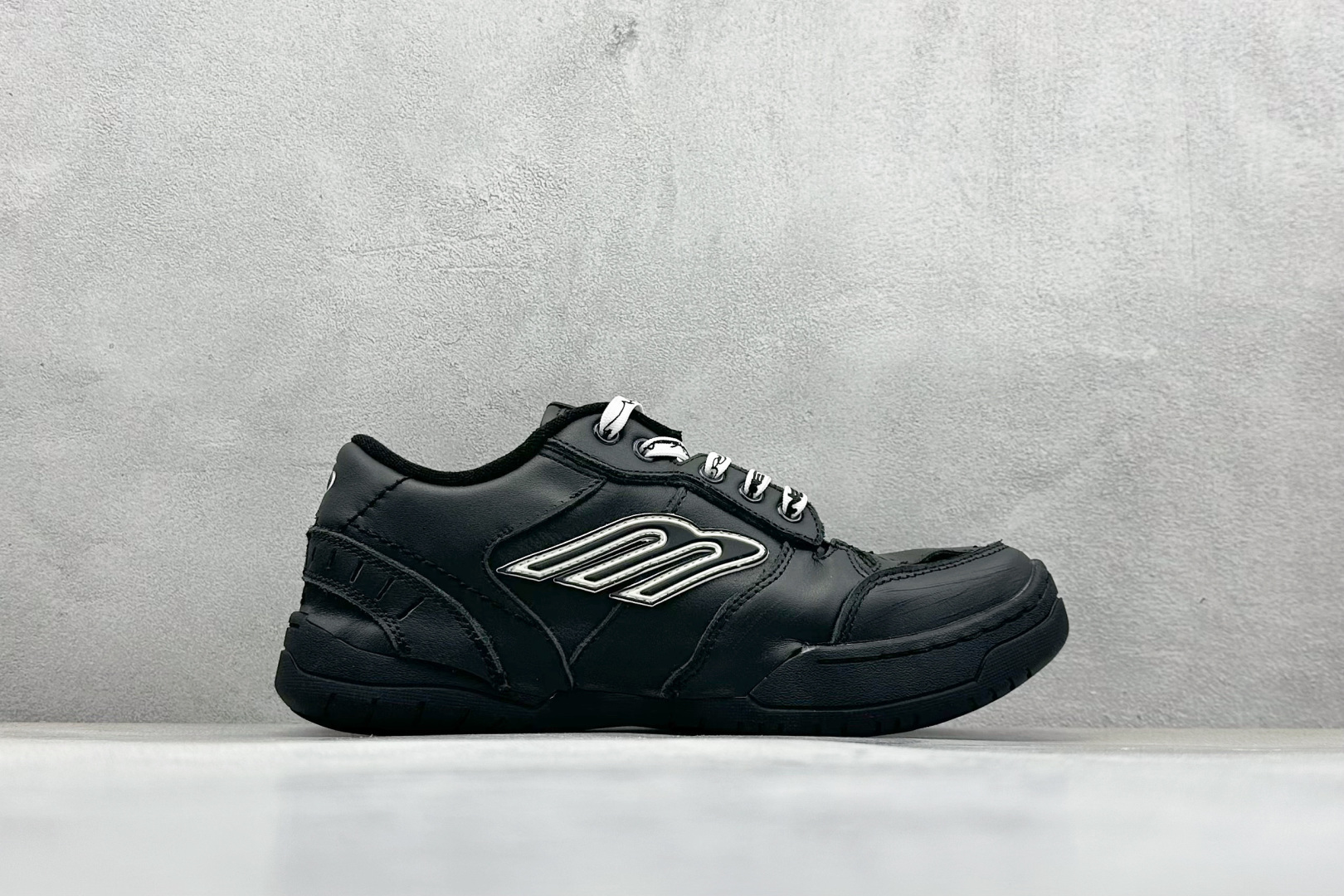 图片[2]-OK版Balenciaga Hamptons Worn-Out 巴黎世家十八18代 涤纶（聚酯纤维）牛皮革 圆头系带 低帮 生活休闲鞋板鞋 S2纯原生产线出品全套原纸板楦头开发 最原汁原味的灵魂版型 全鞋荧光划线卡点 胶水把控整洁度追求极致完美 每一双都是工艺品 多重QC质检 超越公司货的品控标准 实实在在的免检产品 原盒原配 正确字体电绣 粗细、位置、大小正确 侧边TPU 透气孔匹配意产原版 正确分离大底 TPU软底 原版一致大底LOGO 立体感十足 原厂皮料水洗做旧 采购原厂网纱 偏大一码 尺码：35 36 37 38 39 40 41 42 43 44 45 46-选品中心