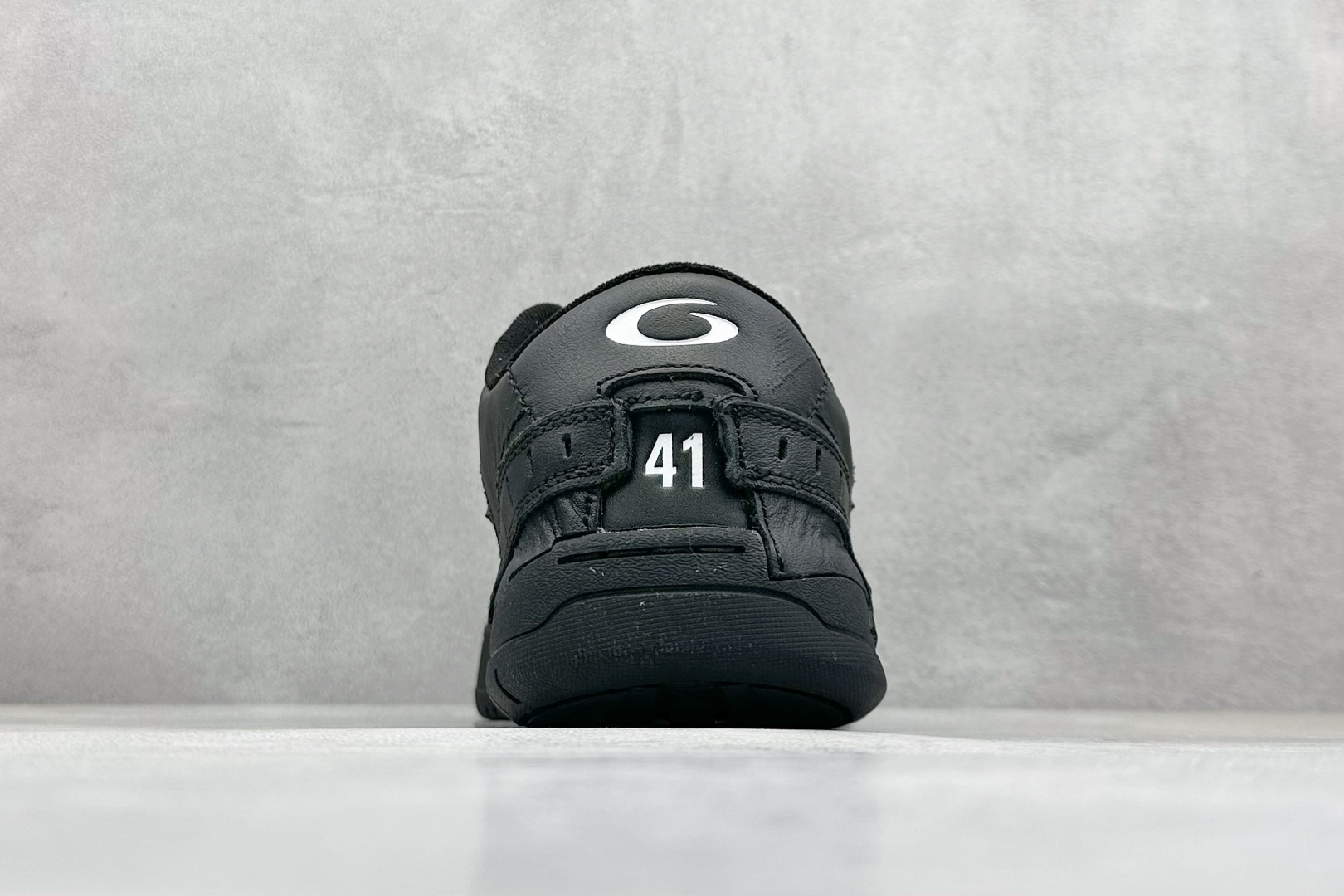 图片[6]-OK版Balenciaga Hamptons Worn-Out 巴黎世家十八18代 涤纶（聚酯纤维）牛皮革 圆头系带 低帮 生活休闲鞋板鞋 S2纯原生产线出品全套原纸板楦头开发 最原汁原味的灵魂版型 全鞋荧光划线卡点 胶水把控整洁度追求极致完美 每一双都是工艺品 多重QC质检 超越公司货的品控标准 实实在在的免检产品 原盒原配 正确字体电绣 粗细、位置、大小正确 侧边TPU 透气孔匹配意产原版 正确分离大底 TPU软底 原版一致大底LOGO 立体感十足 原厂皮料水洗做旧 采购原厂网纱 偏大一码 尺码：35 36 37 38 39 40 41 42 43 44 45 46-选品中心