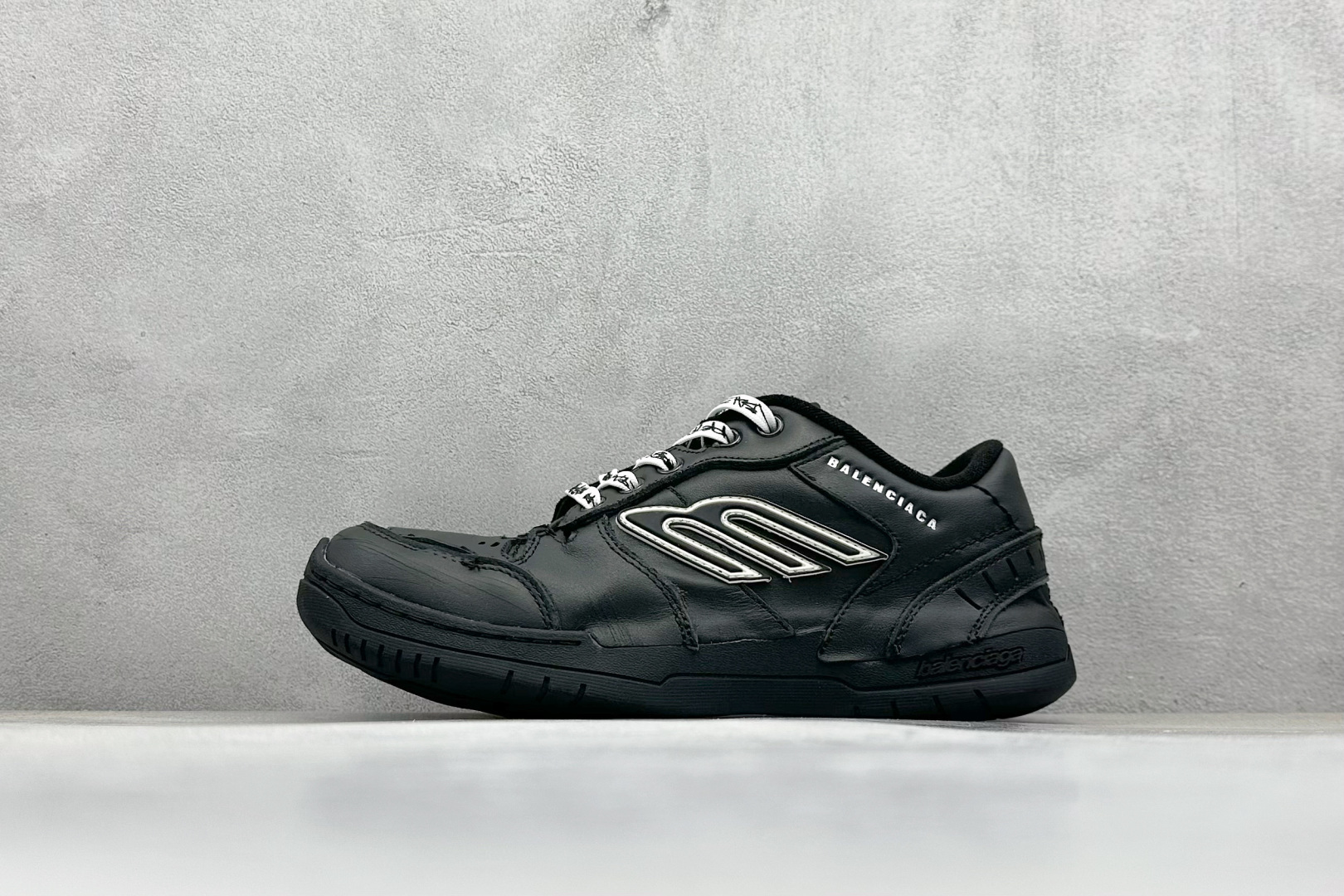 OK版Balenciaga Hamptons Worn-Out 巴黎世家十八18代 涤纶（聚酯纤维）牛皮革 圆头系带 低帮 生活休闲鞋板鞋 S2纯原生产线出品全套原纸板楦头开发 最原汁原味的灵魂版型 全鞋荧光划线卡点 胶水把控整洁度追求极致完美 每一双都是工艺品 多重QC质检 超越公司货的品控标准 实实在在的免检产品 原盒原配 正确字体电绣 粗细、位置、大小正确 侧边TPU 透气孔匹配意产原版 正确分离大底 TPU软底 原版一致大底LOGO 立体感十足 原厂皮料水洗做旧 采购原厂网纱 偏大一码 尺码：35 36 37 38 39 40 41 42 43 44 45 46-选品中心