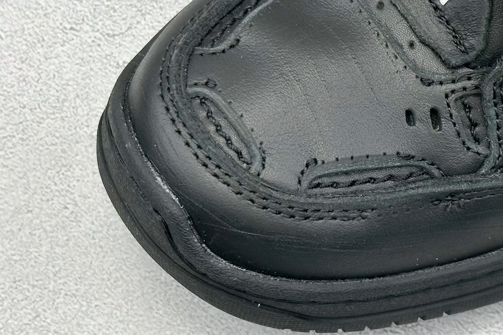 图片[7]-OK版Balenciaga Hamptons Worn-Out 巴黎世家十八18代 涤纶（聚酯纤维）牛皮革 圆头系带 低帮 生活休闲鞋板鞋 S2纯原生产线出品全套原纸板楦头开发 最原汁原味的灵魂版型 全鞋荧光划线卡点 胶水把控整洁度追求极致完美 每一双都是工艺品 多重QC质检 超越公司货的品控标准 实实在在的免检产品 原盒原配 正确字体电绣 粗细、位置、大小正确 侧边TPU 透气孔匹配意产原版 正确分离大底 TPU软底 原版一致大底LOGO 立体感十足 原厂皮料水洗做旧 采购原厂网纱 偏大一码 尺码：35 36 37 38 39 40 41 42 43 44 45 46-选品中心