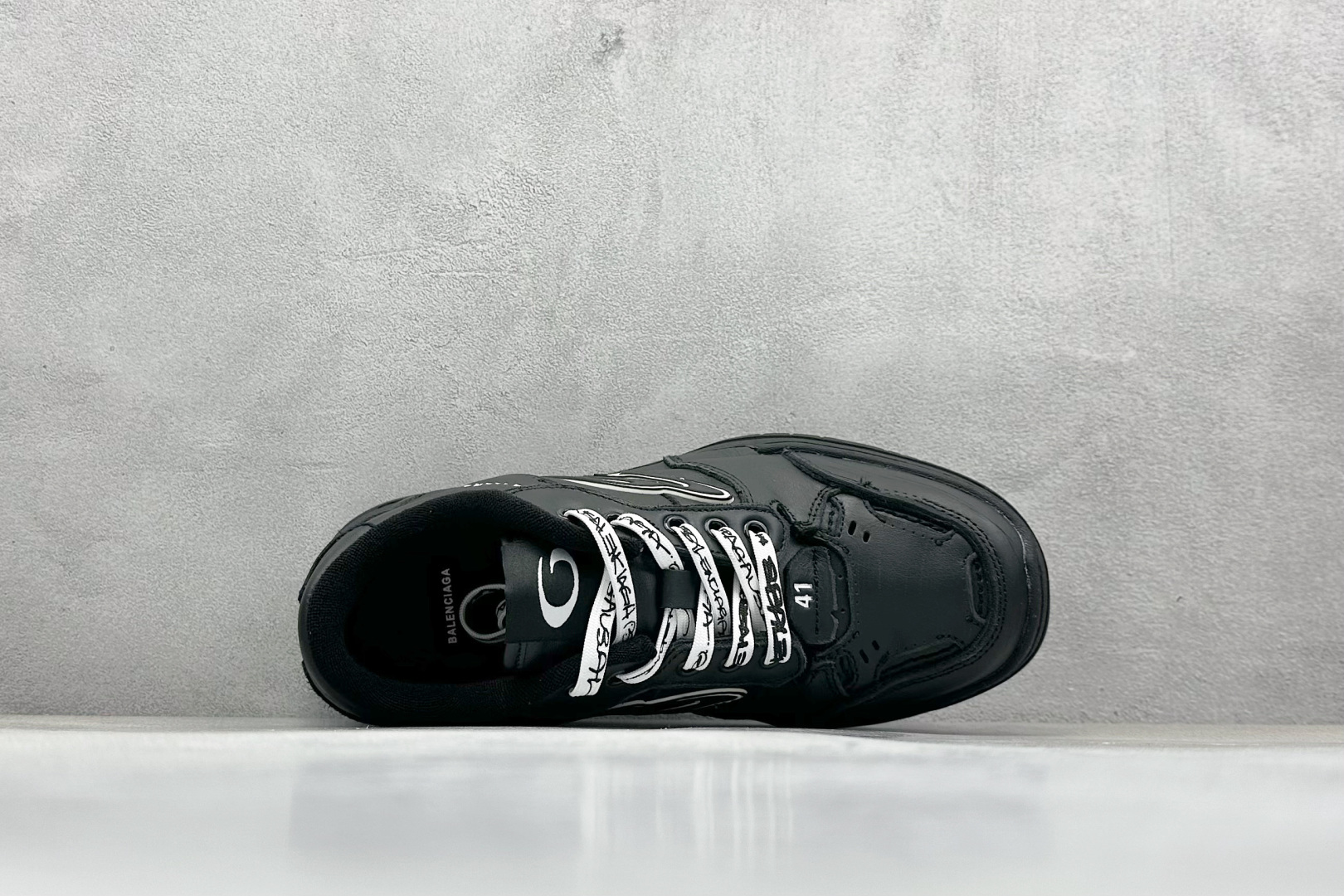 图片[3]-OK版Balenciaga Hamptons Worn-Out 巴黎世家十八18代 涤纶（聚酯纤维）牛皮革 圆头系带 低帮 生活休闲鞋板鞋 S2纯原生产线出品全套原纸板楦头开发 最原汁原味的灵魂版型 全鞋荧光划线卡点 胶水把控整洁度追求极致完美 每一双都是工艺品 多重QC质检 超越公司货的品控标准 实实在在的免检产品 原盒原配 正确字体电绣 粗细、位置、大小正确 侧边TPU 透气孔匹配意产原版 正确分离大底 TPU软底 原版一致大底LOGO 立体感十足 原厂皮料水洗做旧 采购原厂网纱 偏大一码 尺码：35 36 37 38 39 40 41 42 43 44 45 46-选品中心