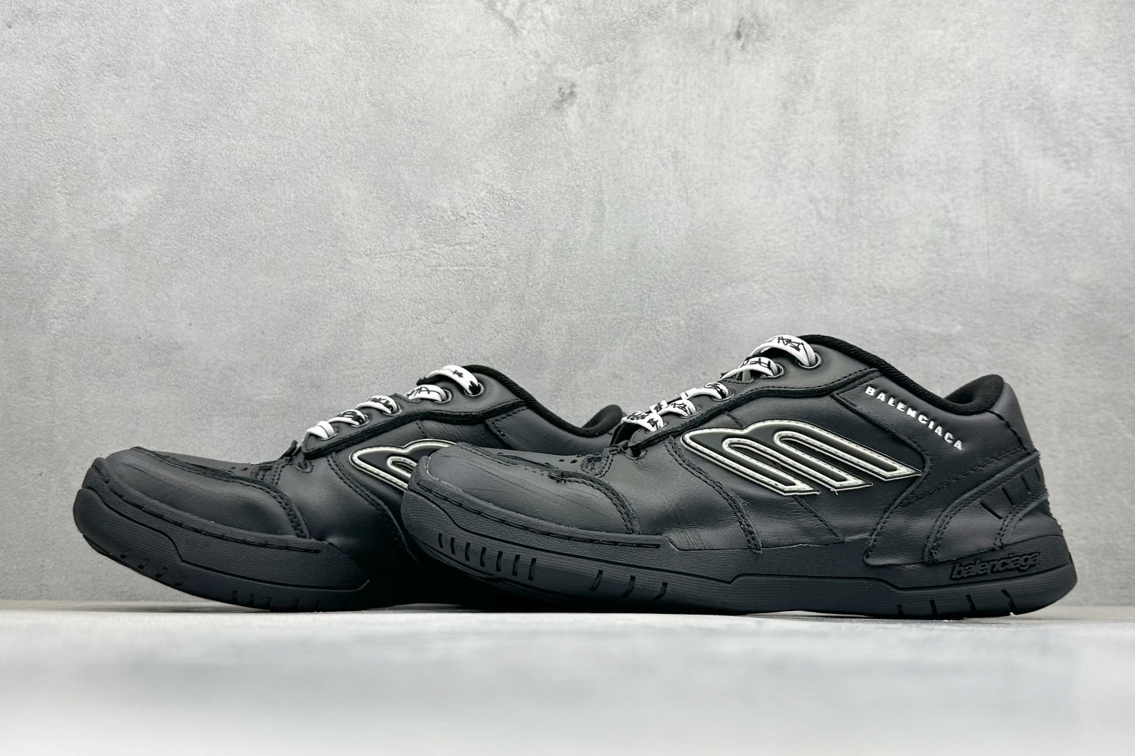 图片[5]-OK版Balenciaga Hamptons Worn-Out 巴黎世家十八18代 涤纶（聚酯纤维）牛皮革 圆头系带 低帮 生活休闲鞋板鞋 S2纯原生产线出品全套原纸板楦头开发 最原汁原味的灵魂版型 全鞋荧光划线卡点 胶水把控整洁度追求极致完美 每一双都是工艺品 多重QC质检 超越公司货的品控标准 实实在在的免检产品 原盒原配 正确字体电绣 粗细、位置、大小正确 侧边TPU 透气孔匹配意产原版 正确分离大底 TPU软底 原版一致大底LOGO 立体感十足 原厂皮料水洗做旧 采购原厂网纱 偏大一码 尺码：35 36 37 38 39 40 41 42 43 44 45 46-选品中心