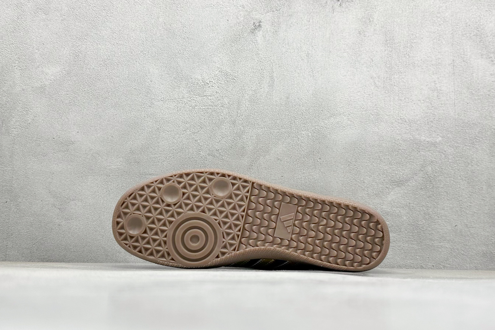 图片[4]-YH长青福利  AD Original Samba OG 复古经典轻便板鞋 带有装饰的超锁缝制和无缝的手感 柔软、柔软的皮革造型和标志性的3条纹完成了精致的外观 正规合身鞋带 鞋面上有绒面鞋垫 橡胶鞋底 享受正畸套筒软感 自50年代首次亮相以来就一直在赢得粉丝的青睐！ 货号：IH8159-选品中心