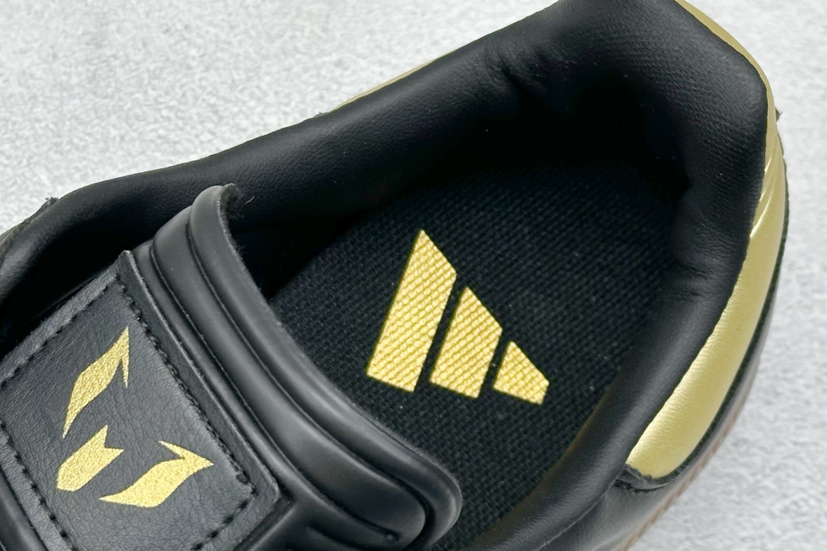 图片[8]-YH长青福利  AD Original Samba OG 复古经典轻便板鞋 带有装饰的超锁缝制和无缝的手感 柔软、柔软的皮革造型和标志性的3条纹完成了精致的外观 正规合身鞋带 鞋面上有绒面鞋垫 橡胶鞋底 享受正畸套筒软感 自50年代首次亮相以来就一直在赢得粉丝的青睐！ 货号：IH8159-选品中心