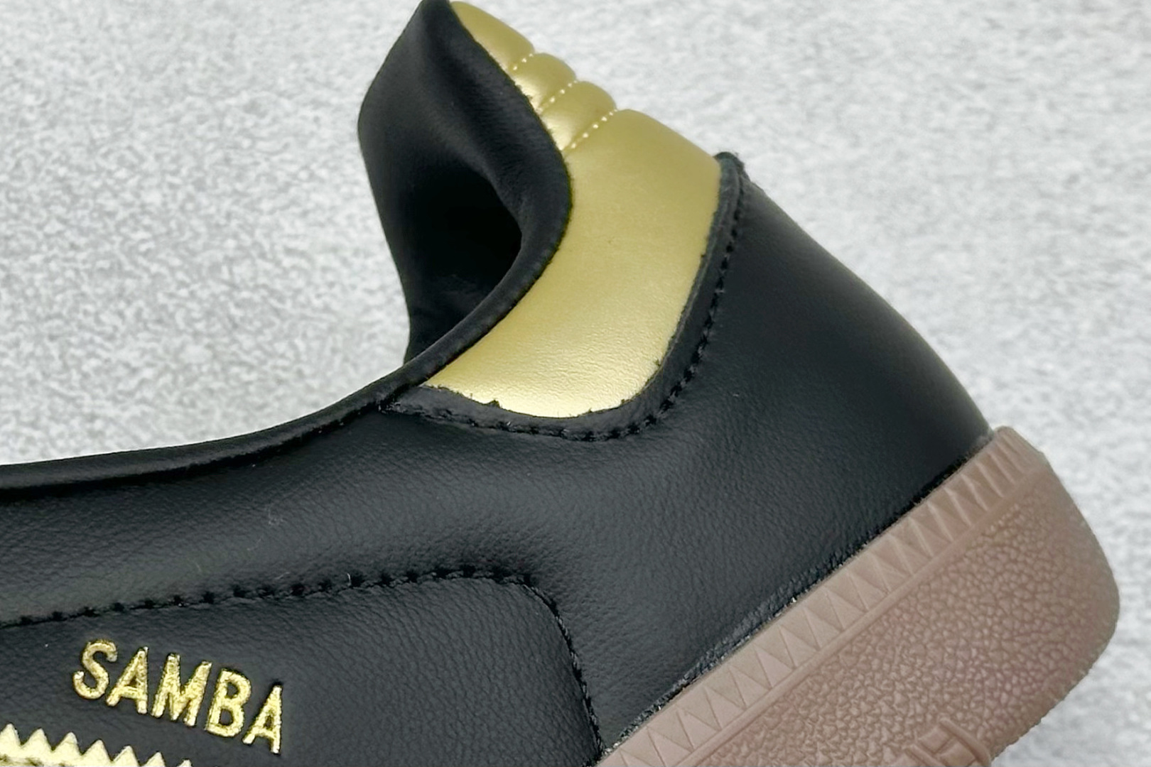 图片[9]-YH长青福利  AD Original Samba OG 复古经典轻便板鞋 带有装饰的超锁缝制和无缝的手感 柔软、柔软的皮革造型和标志性的3条纹完成了精致的外观 正规合身鞋带 鞋面上有绒面鞋垫 橡胶鞋底 享受正畸套筒软感 自50年代首次亮相以来就一直在赢得粉丝的青睐！ 货号：IH8159-选品中心