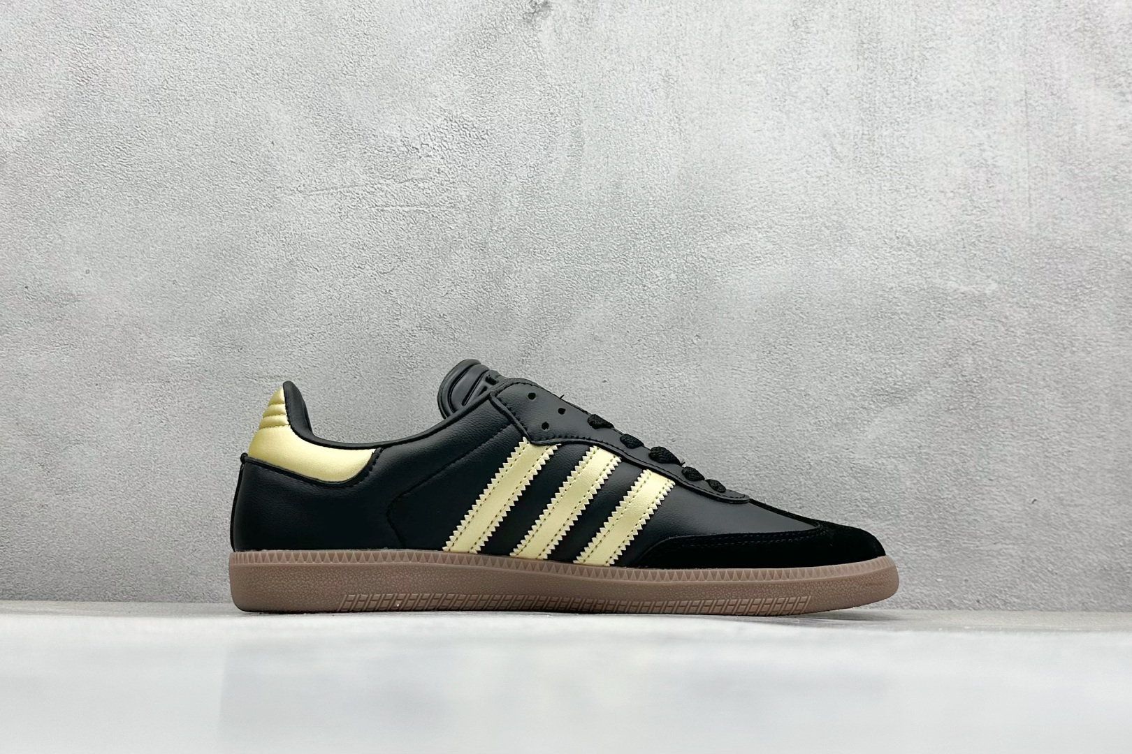 图片[2]-YH长青福利  AD Original Samba OG 复古经典轻便板鞋 带有装饰的超锁缝制和无缝的手感 柔软、柔软的皮革造型和标志性的3条纹完成了精致的外观 正规合身鞋带 鞋面上有绒面鞋垫 橡胶鞋底 享受正畸套筒软感 自50年代首次亮相以来就一直在赢得粉丝的青睐！ 货号：IH8159-选品中心