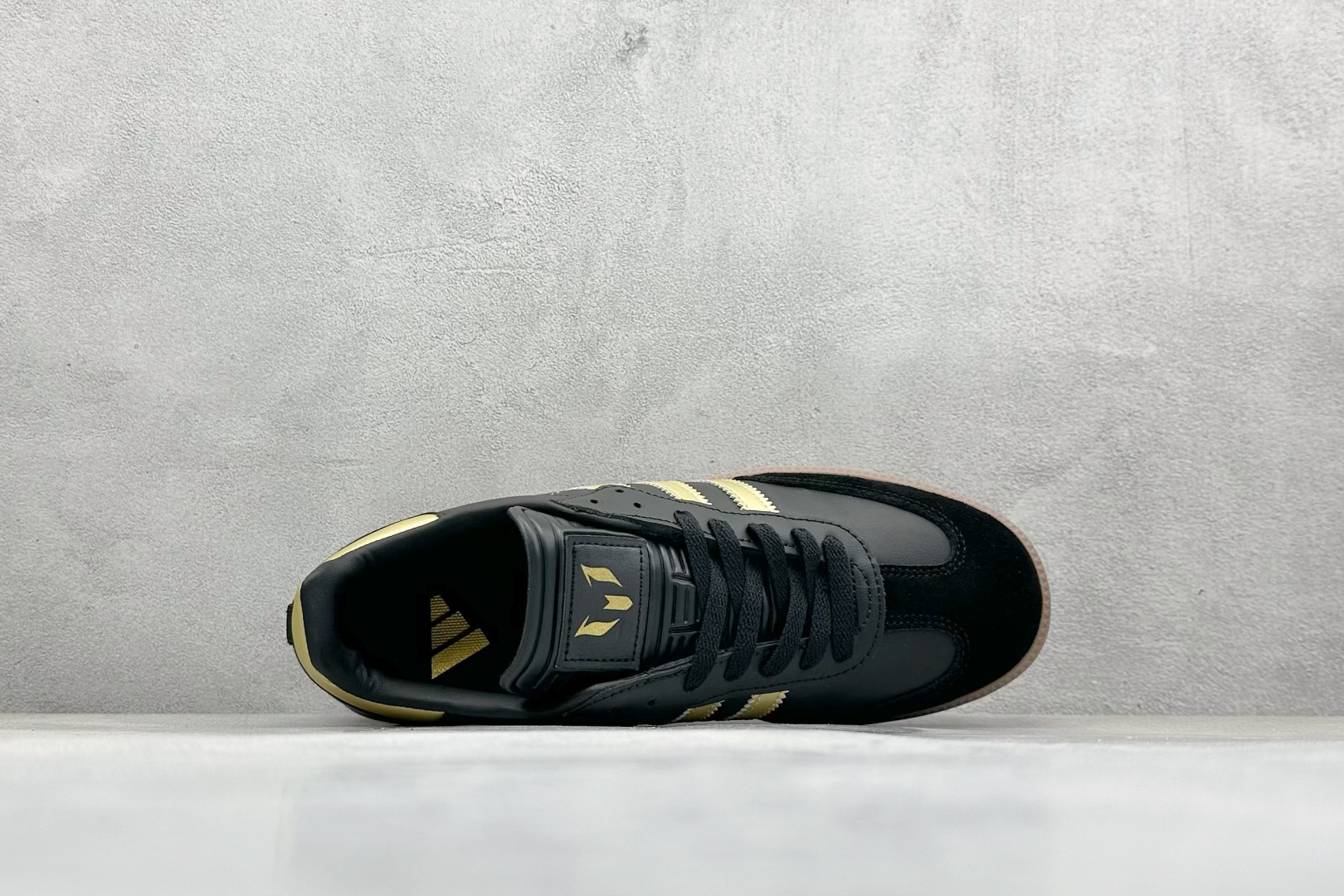 图片[3]-YH长青福利  AD Original Samba OG 复古经典轻便板鞋 带有装饰的超锁缝制和无缝的手感 柔软、柔软的皮革造型和标志性的3条纹完成了精致的外观 正规合身鞋带 鞋面上有绒面鞋垫 橡胶鞋底 享受正畸套筒软感 自50年代首次亮相以来就一直在赢得粉丝的青睐！ 货号：IH8159-选品中心