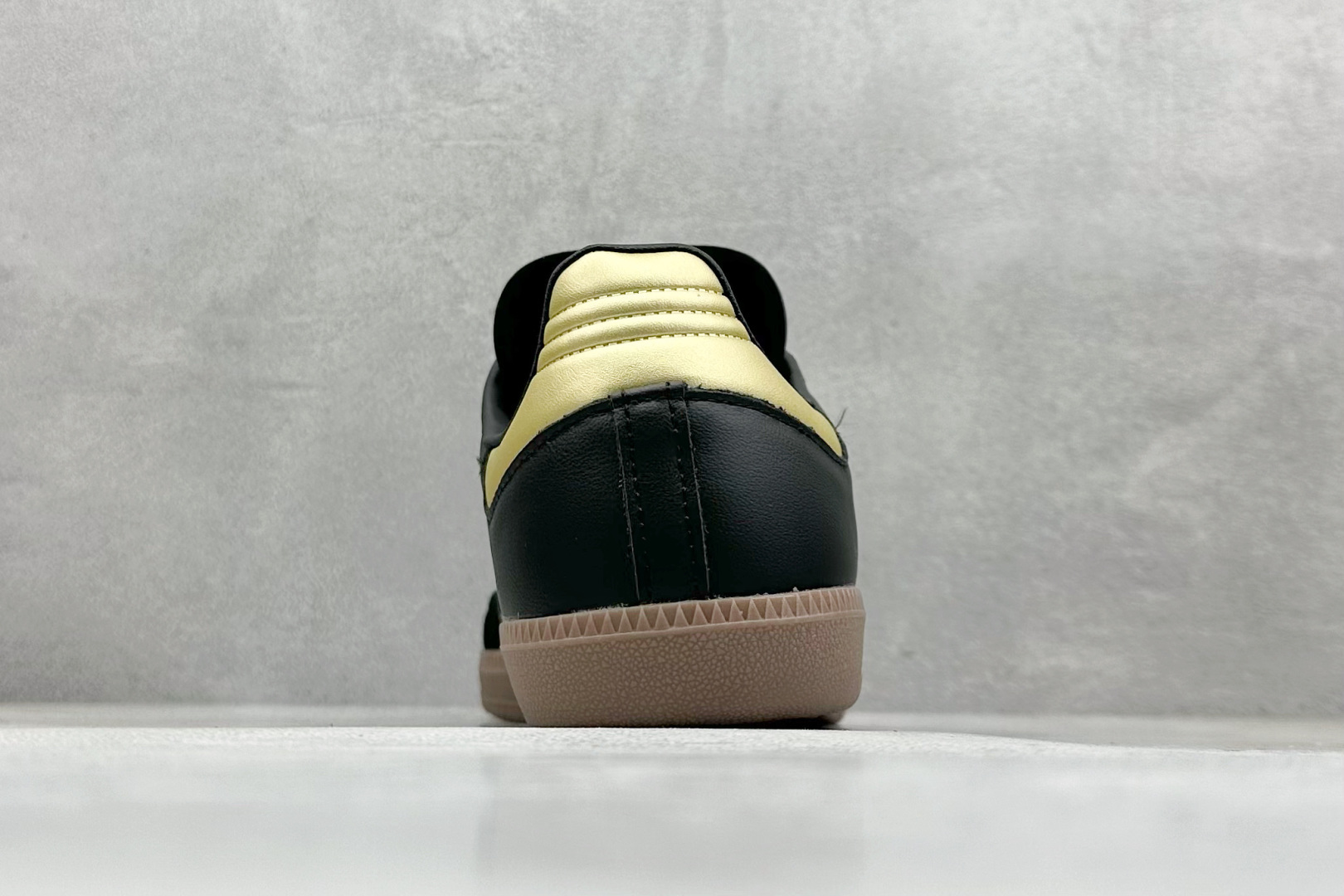 图片[6]-YH长青福利  AD Original Samba OG 复古经典轻便板鞋 带有装饰的超锁缝制和无缝的手感 柔软、柔软的皮革造型和标志性的3条纹完成了精致的外观 正规合身鞋带 鞋面上有绒面鞋垫 橡胶鞋底 享受正畸套筒软感 自50年代首次亮相以来就一直在赢得粉丝的青睐！ 货号：IH8159-选品中心