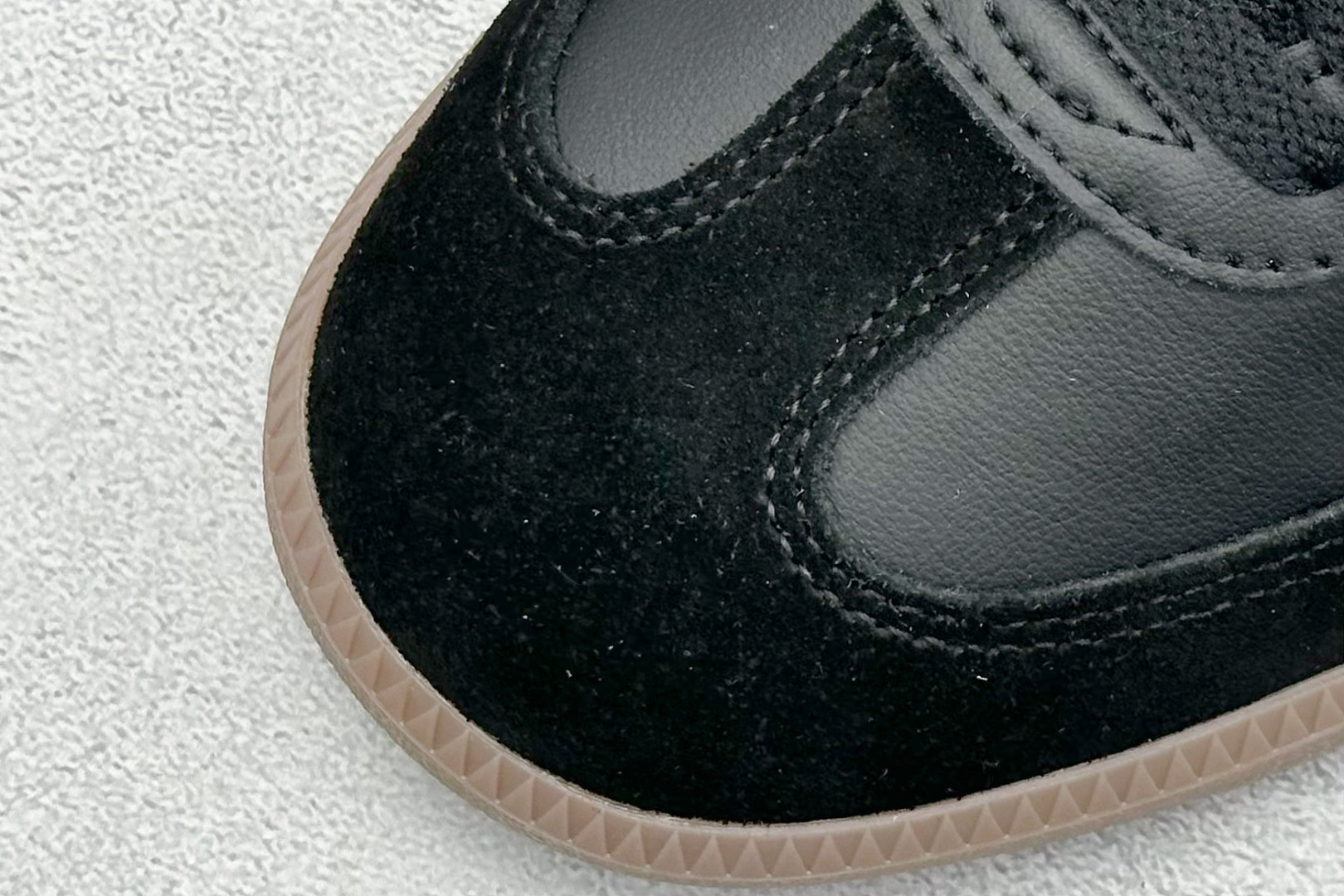 图片[7]-YH长青福利  AD Original Samba OG 复古经典轻便板鞋 带有装饰的超锁缝制和无缝的手感 柔软、柔软的皮革造型和标志性的3条纹完成了精致的外观 正规合身鞋带 鞋面上有绒面鞋垫 橡胶鞋底 享受正畸套筒软感 自50年代首次亮相以来就一直在赢得粉丝的青睐！ 货号：IH8159-选品中心