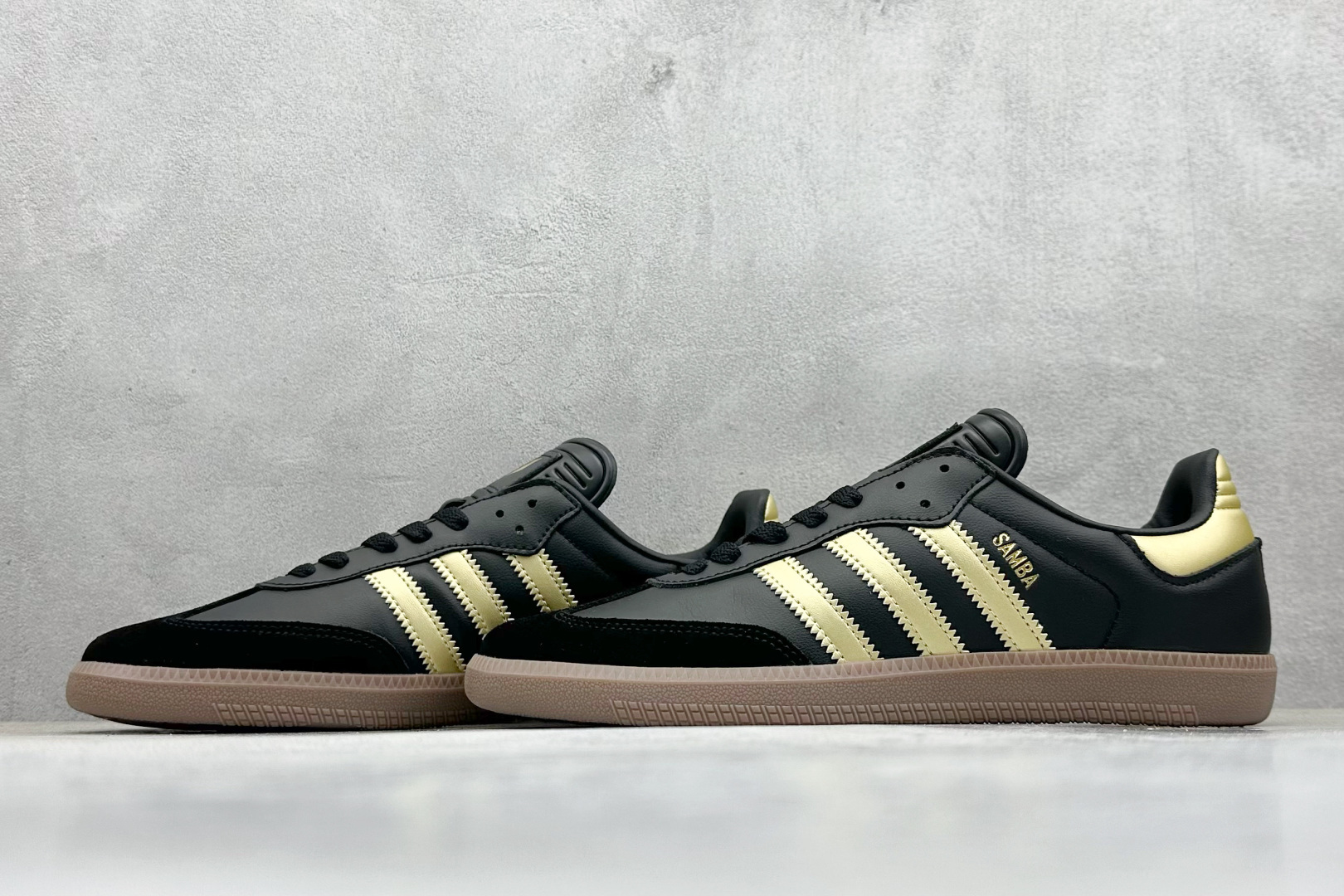 图片[5]-YH长青福利  AD Original Samba OG 复古经典轻便板鞋 带有装饰的超锁缝制和无缝的手感 柔软、柔软的皮革造型和标志性的3条纹完成了精致的外观 正规合身鞋带 鞋面上有绒面鞋垫 橡胶鞋底 享受正畸套筒软感 自50年代首次亮相以来就一直在赢得粉丝的青睐！ 货号：IH8159-选品中心