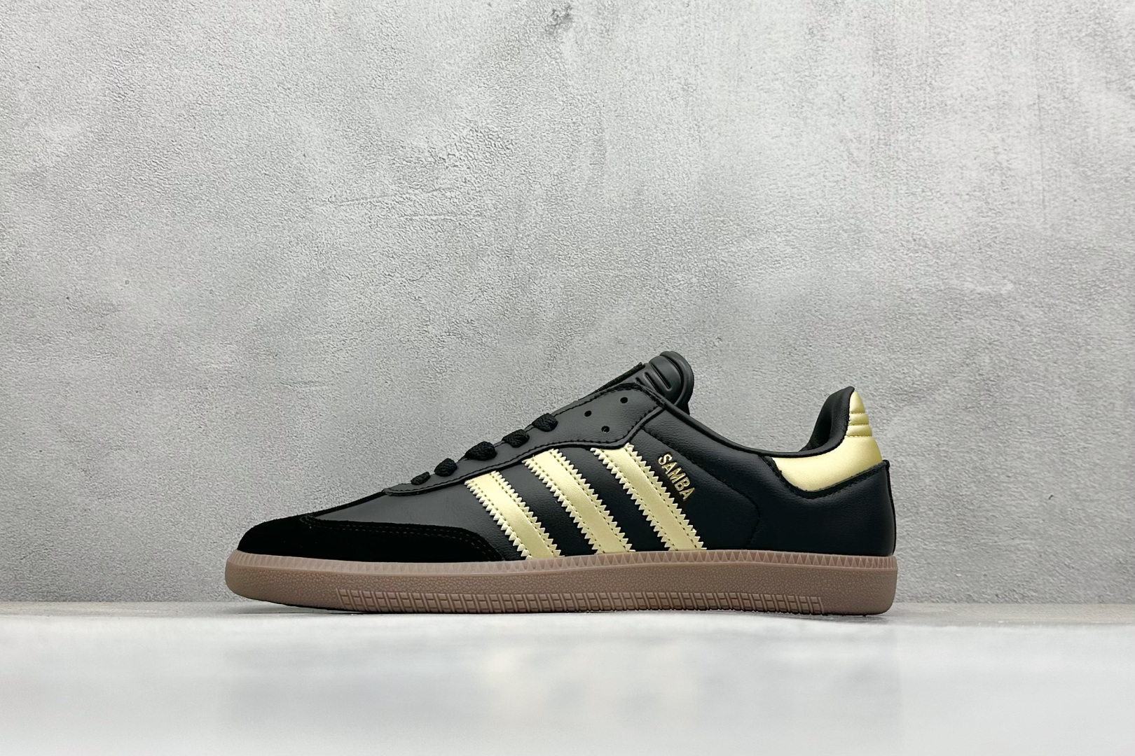 YH长青福利  AD Original Samba OG 复古经典轻便板鞋 带有装饰的超锁缝制和无缝的手感 柔软、柔软的皮革造型和标志性的3条纹完成了精致的外观 正规合身鞋带 鞋面上有绒面鞋垫 橡胶鞋底 享受正畸套筒软感 自50年代首次亮相以来就一直在赢得粉丝的青睐！ 货号：IH8159-选品中心