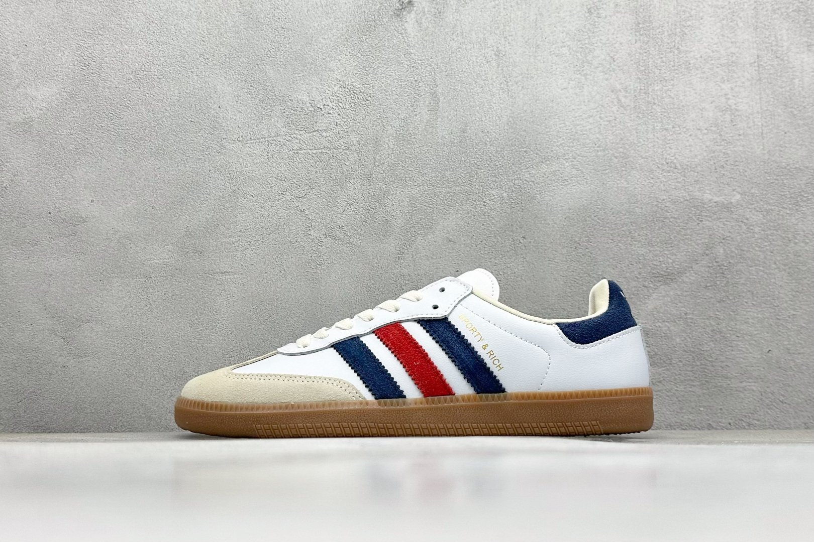 YH长青福利  AD Original Samba OG 复古经典轻便板鞋 带有装饰的超锁缝制和无缝的手感 柔软、柔软的皮革造型和标志性的3条纹完成了精致的外观 正规合身鞋带 鞋面上有绒面鞋垫 橡胶鞋底 享受正畸套筒软感 自50年代首次亮相以来就一直在赢得粉丝的青睐！ 货号：IH8338-选品中心