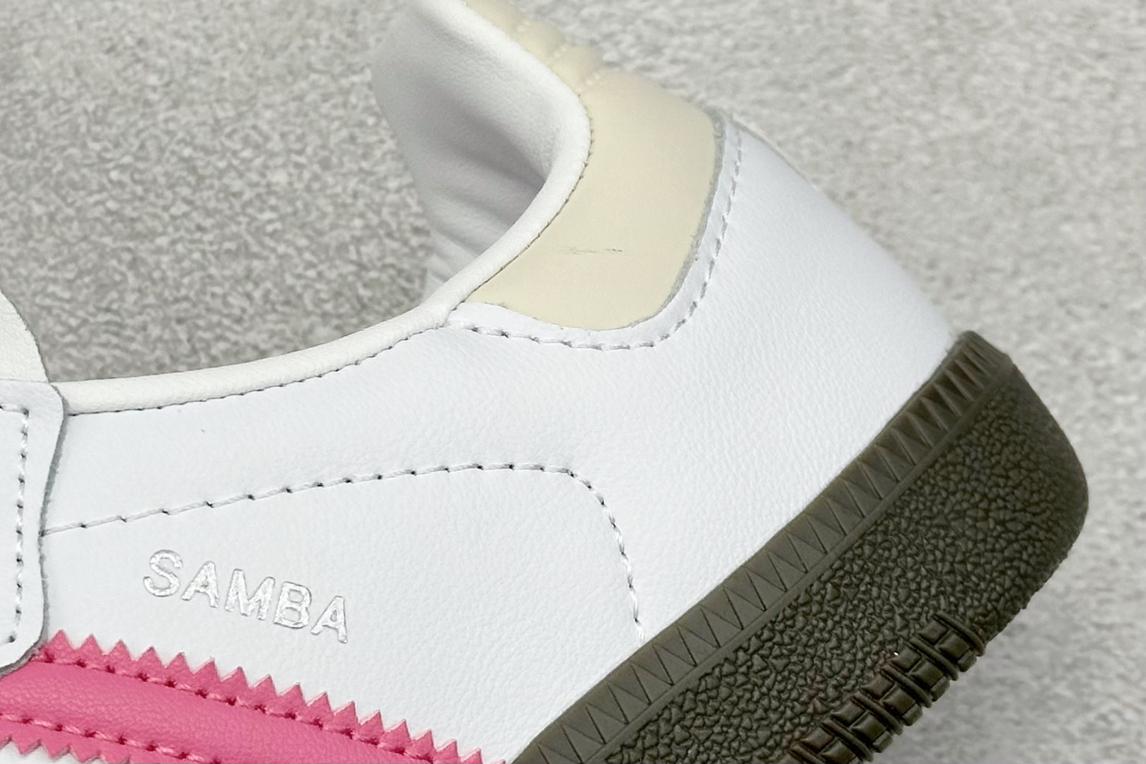图片[9]-YH长青福利  AD Original Samba OG 复古经典轻便板鞋 带有装饰的超锁缝制和无缝的手感 柔软、柔软的皮革造型和标志性的3条纹完成了精致的外观 正规合身鞋带 鞋面上有绒面鞋垫 橡胶鞋底 享受正畸套筒软感 自50年代首次亮相以来就一直在赢得粉丝的青睐！ 货号：IG1962-选品中心