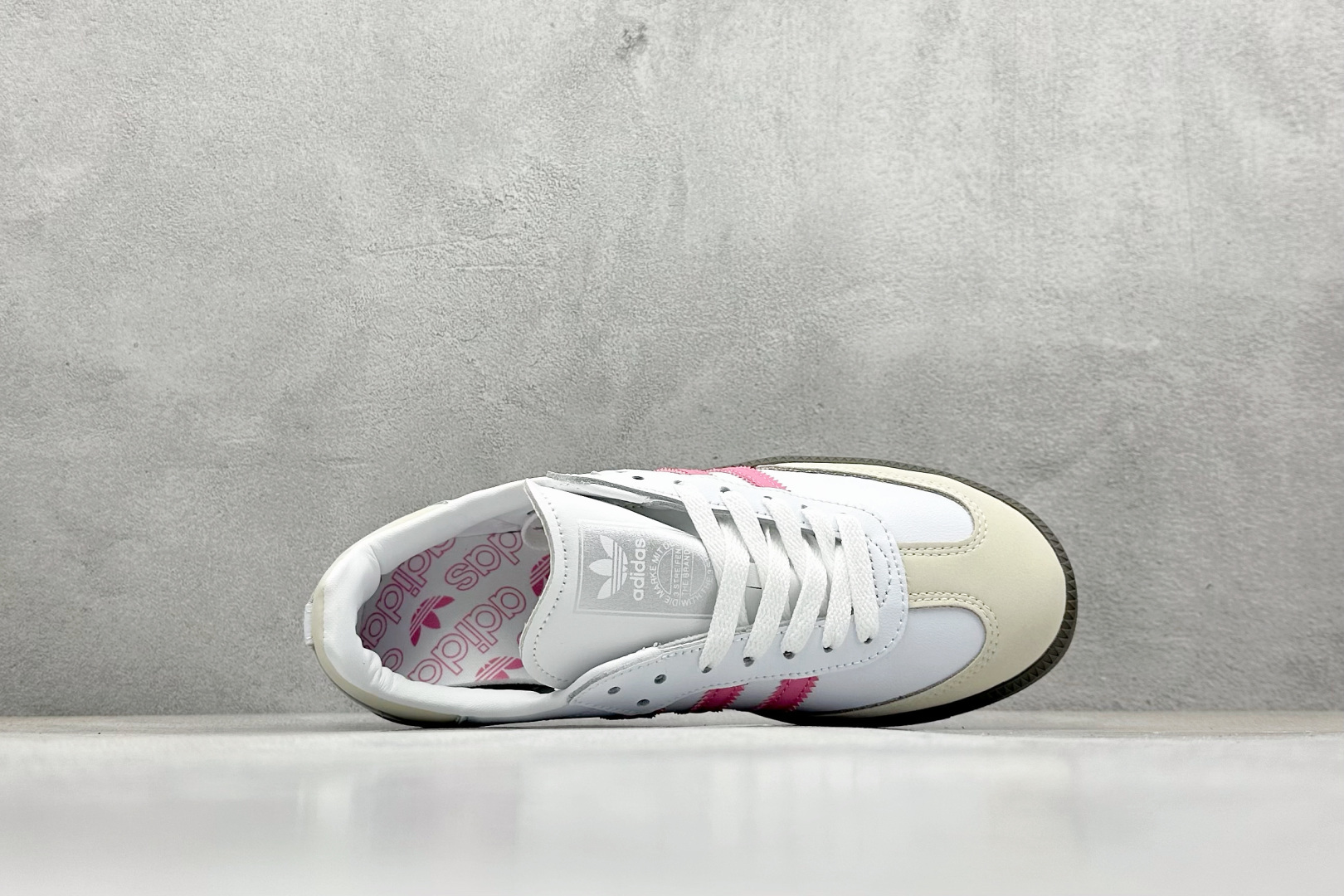 图片[3]-YH长青福利  AD Original Samba OG 复古经典轻便板鞋 带有装饰的超锁缝制和无缝的手感 柔软、柔软的皮革造型和标志性的3条纹完成了精致的外观 正规合身鞋带 鞋面上有绒面鞋垫 橡胶鞋底 享受正畸套筒软感 自50年代首次亮相以来就一直在赢得粉丝的青睐！ 货号：IG1962-选品中心