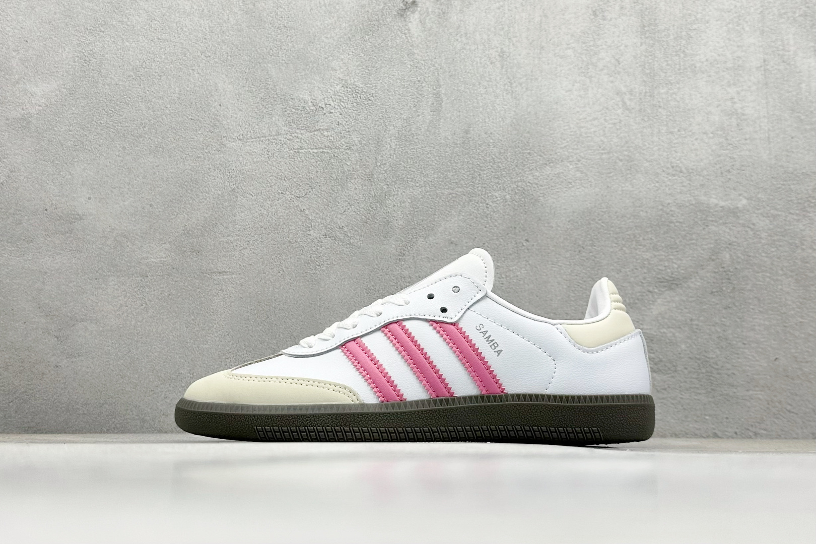 YH长青福利  AD Original Samba OG 复古经典轻便板鞋 带有装饰的超锁缝制和无缝的手感 柔软、柔软的皮革造型和标志性的3条纹完成了精致的外观 正规合身鞋带 鞋面上有绒面鞋垫 橡胶鞋底 享受正畸套筒软感 自50年代首次亮相以来就一直在赢得粉丝的青睐！ 货号：IG1962-选品中心