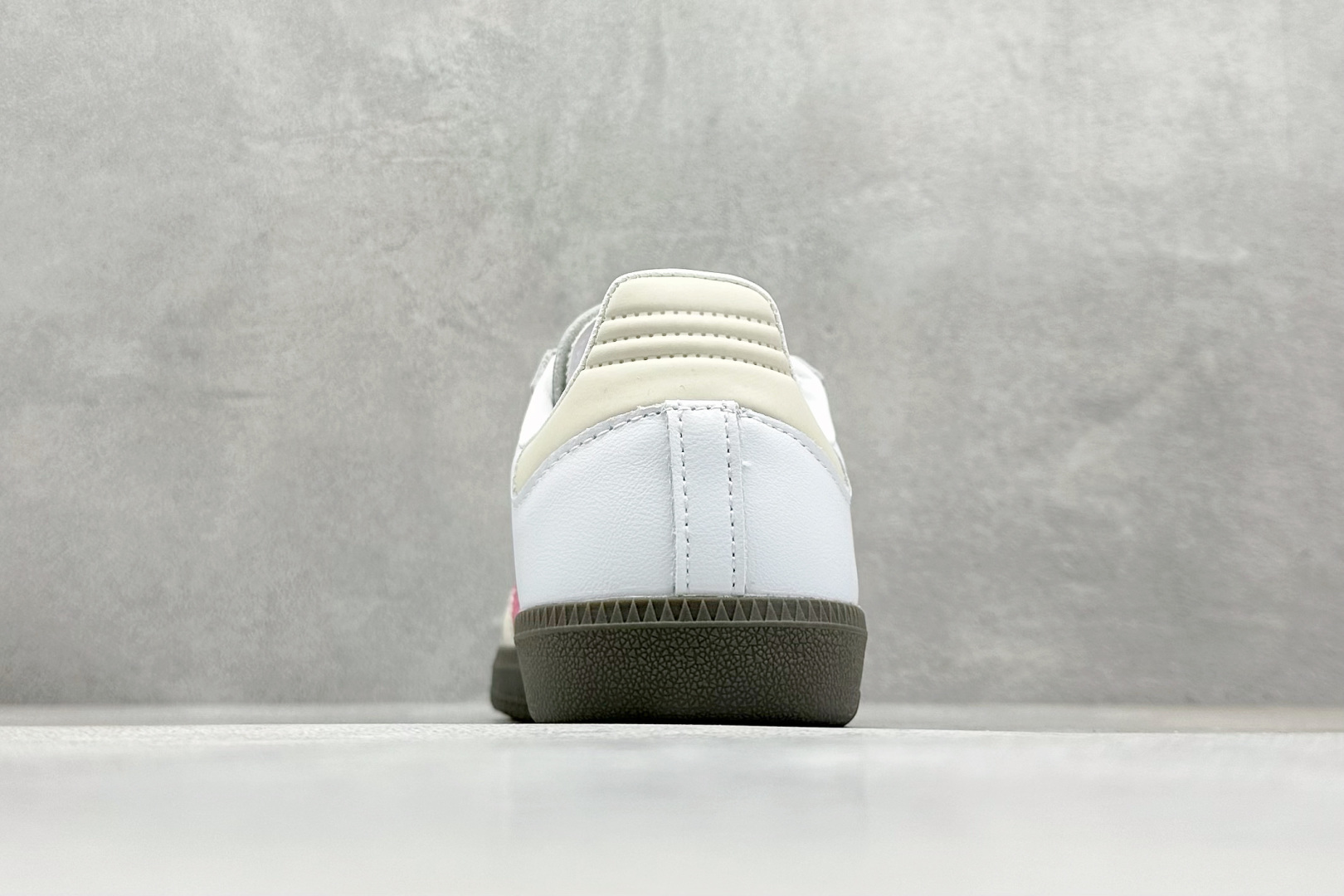 图片[6]-YH长青福利  AD Original Samba OG 复古经典轻便板鞋 带有装饰的超锁缝制和无缝的手感 柔软、柔软的皮革造型和标志性的3条纹完成了精致的外观 正规合身鞋带 鞋面上有绒面鞋垫 橡胶鞋底 享受正畸套筒软感 自50年代首次亮相以来就一直在赢得粉丝的青睐！ 货号：IG1962-选品中心