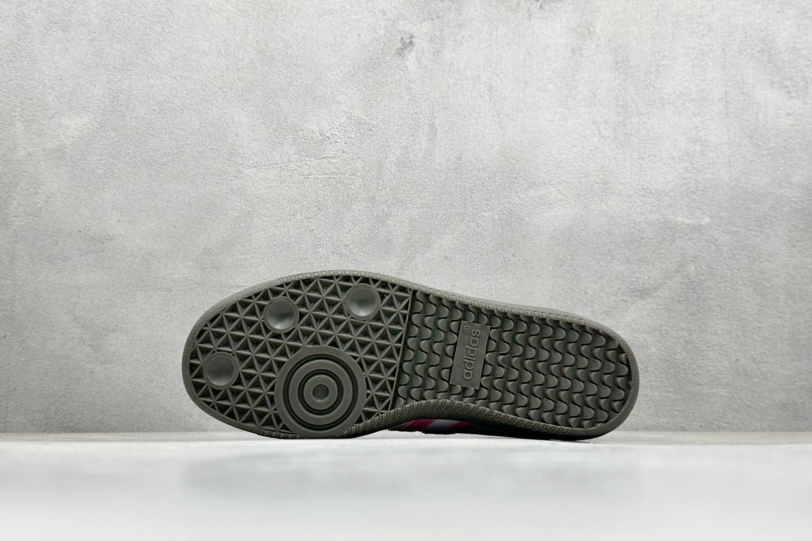 图片[4]-YH长青福利  AD Original Samba OG 复古经典轻便板鞋 带有装饰的超锁缝制和无缝的手感 柔软、柔软的皮革造型和标志性的3条纹完成了精致的外观 正规合身鞋带 鞋面上有绒面鞋垫 橡胶鞋底 享受正畸套筒软感 自50年代首次亮相以来就一直在赢得粉丝的青睐！ 货号：IG1962-选品中心