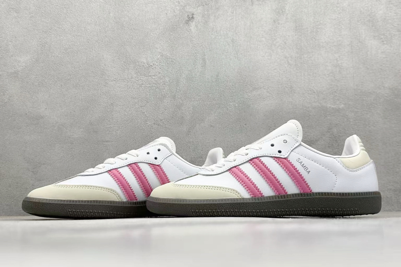 图片[5]-YH长青福利  AD Original Samba OG 复古经典轻便板鞋 带有装饰的超锁缝制和无缝的手感 柔软、柔软的皮革造型和标志性的3条纹完成了精致的外观 正规合身鞋带 鞋面上有绒面鞋垫 橡胶鞋底 享受正畸套筒软感 自50年代首次亮相以来就一直在赢得粉丝的青睐！ 货号：IG1962-选品中心