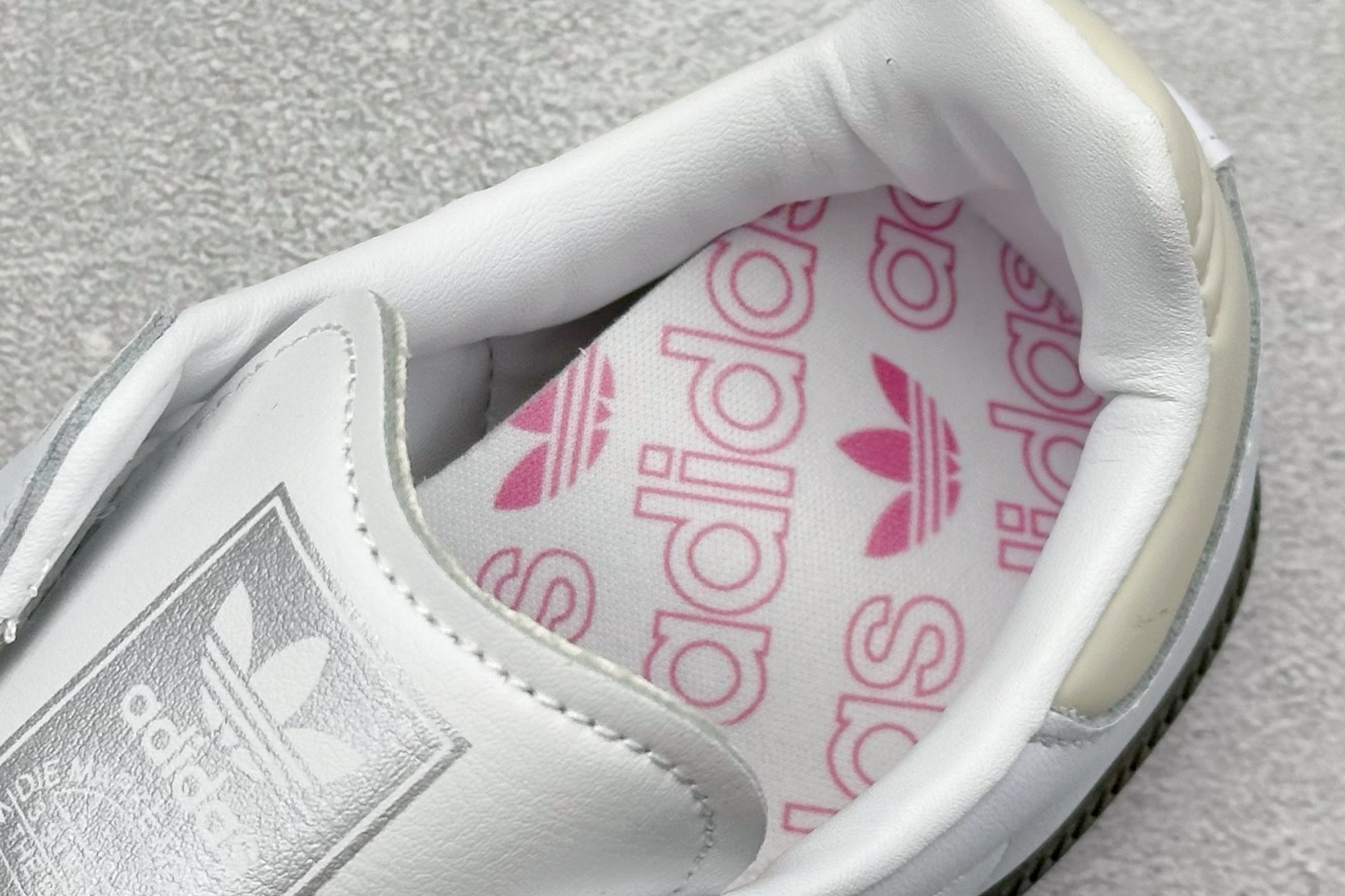 图片[8]-YH长青福利  AD Original Samba OG 复古经典轻便板鞋 带有装饰的超锁缝制和无缝的手感 柔软、柔软的皮革造型和标志性的3条纹完成了精致的外观 正规合身鞋带 鞋面上有绒面鞋垫 橡胶鞋底 享受正畸套筒软感 自50年代首次亮相以来就一直在赢得粉丝的青睐！ 货号：IG1962-选品中心