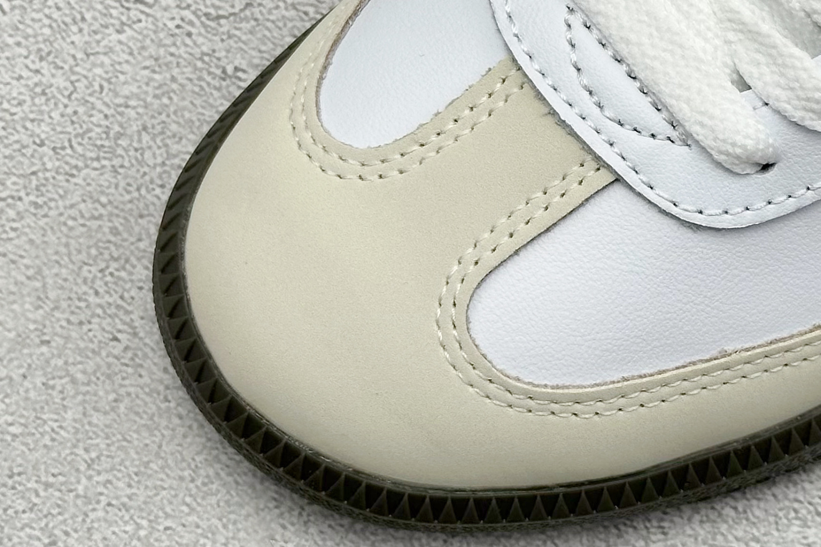 图片[7]-YH长青福利  AD Original Samba OG 复古经典轻便板鞋 带有装饰的超锁缝制和无缝的手感 柔软、柔软的皮革造型和标志性的3条纹完成了精致的外观 正规合身鞋带 鞋面上有绒面鞋垫 橡胶鞋底 享受正畸套筒软感 自50年代首次亮相以来就一直在赢得粉丝的青睐！ 货号：IG1962-选品中心