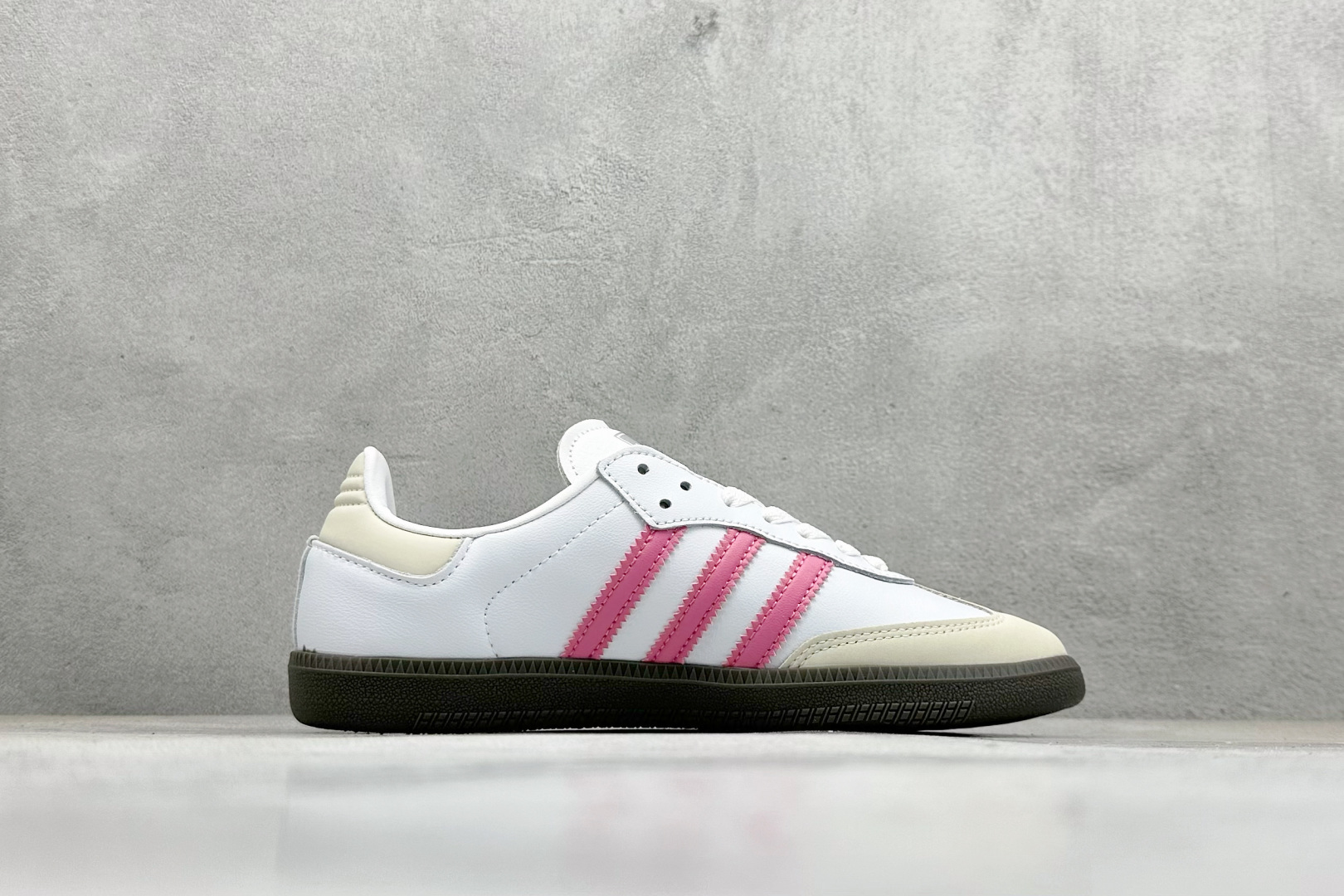 图片[2]-YH长青福利  AD Original Samba OG 复古经典轻便板鞋 带有装饰的超锁缝制和无缝的手感 柔软、柔软的皮革造型和标志性的3条纹完成了精致的外观 正规合身鞋带 鞋面上有绒面鞋垫 橡胶鞋底 享受正畸套筒软感 自50年代首次亮相以来就一直在赢得粉丝的青睐！ 货号：IG1962-选品中心