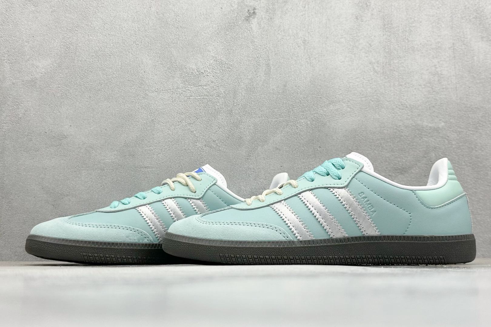 图片[5]-YH长青福利  AD Original Samba OG 复古经典轻便板鞋 带有装饰的超锁缝制和无缝的手感 柔软、柔软的皮革造型和标志性的3条纹完成了精致的外观 正规合身鞋带 鞋面上有绒面鞋垫 橡胶鞋底 享受正畸套筒软感 自50年代首次亮相以来就一直在赢得粉丝的青睐！ 货号：B75806-选品中心