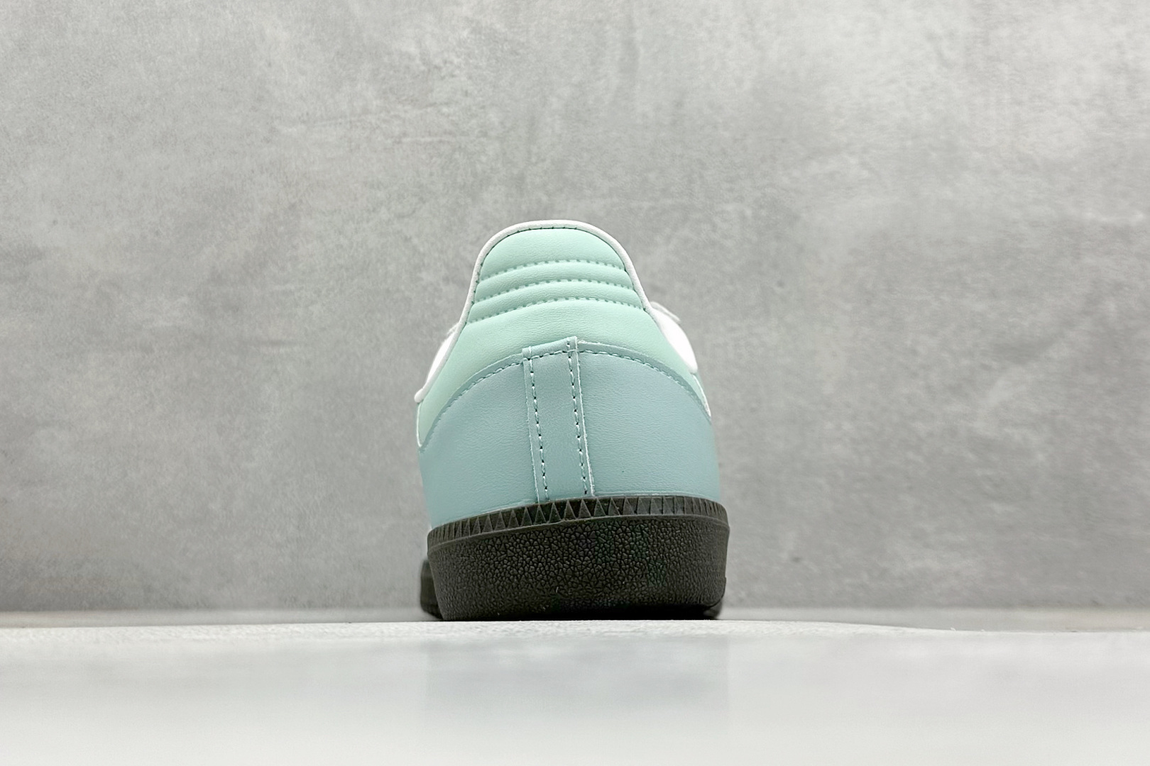 图片[6]-YH长青福利  AD Original Samba OG 复古经典轻便板鞋 带有装饰的超锁缝制和无缝的手感 柔软、柔软的皮革造型和标志性的3条纹完成了精致的外观 正规合身鞋带 鞋面上有绒面鞋垫 橡胶鞋底 享受正畸套筒软感 自50年代首次亮相以来就一直在赢得粉丝的青睐！ 货号：B75806-选品中心