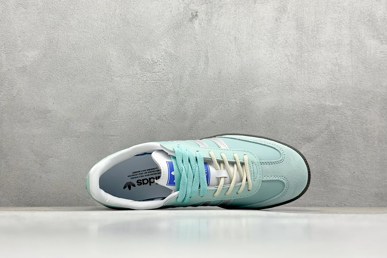 图片[3]-YH长青福利  AD Original Samba OG 复古经典轻便板鞋 带有装饰的超锁缝制和无缝的手感 柔软、柔软的皮革造型和标志性的3条纹完成了精致的外观 正规合身鞋带 鞋面上有绒面鞋垫 橡胶鞋底 享受正畸套筒软感 自50年代首次亮相以来就一直在赢得粉丝的青睐！ 货号：B75806-选品中心