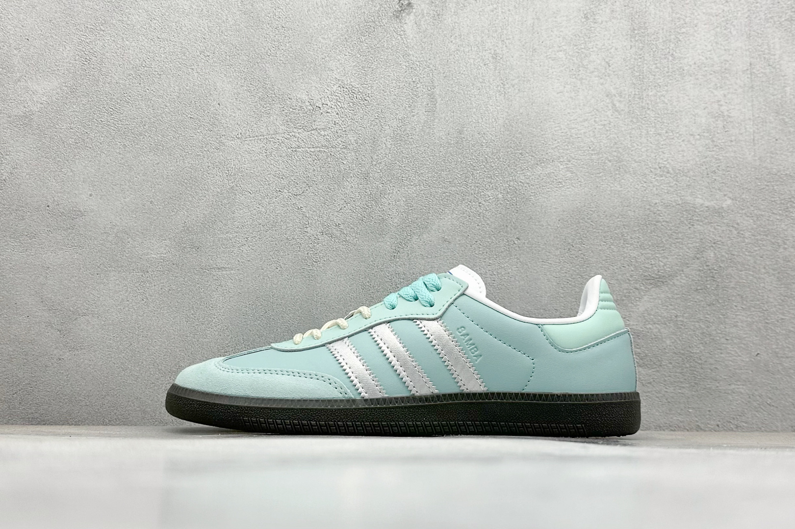 YH长青福利  AD Original Samba OG 复古经典轻便板鞋 带有装饰的超锁缝制和无缝的手感 柔软、柔软的皮革造型和标志性的3条纹完成了精致的外观 正规合身鞋带 鞋面上有绒面鞋垫 橡胶鞋底 享受正畸套筒软感 自50年代首次亮相以来就一直在赢得粉丝的青睐！ 货号：B75806-选品中心