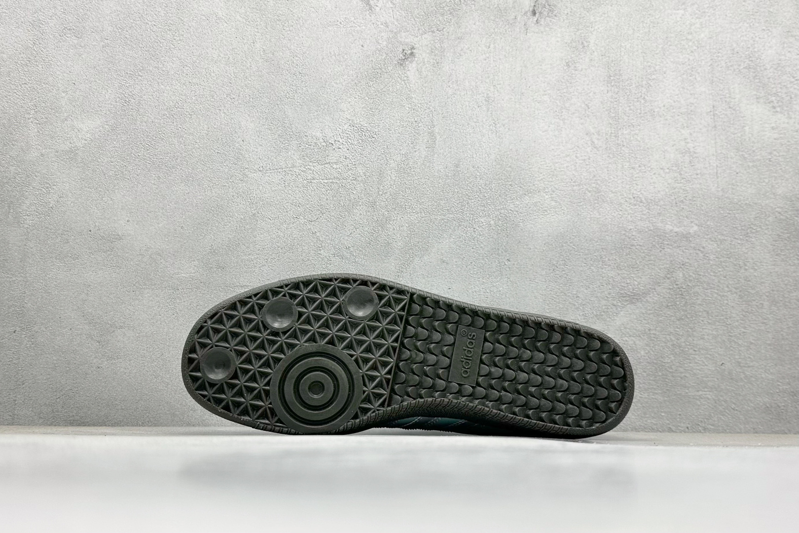 图片[4]-YH长青福利  AD Original Samba OG 复古经典轻便板鞋 带有装饰的超锁缝制和无缝的手感 柔软、柔软的皮革造型和标志性的3条纹完成了精致的外观 正规合身鞋带 鞋面上有绒面鞋垫 橡胶鞋底 享受正畸套筒软感 自50年代首次亮相以来就一直在赢得粉丝的青睐！ 货号：B75806-选品中心