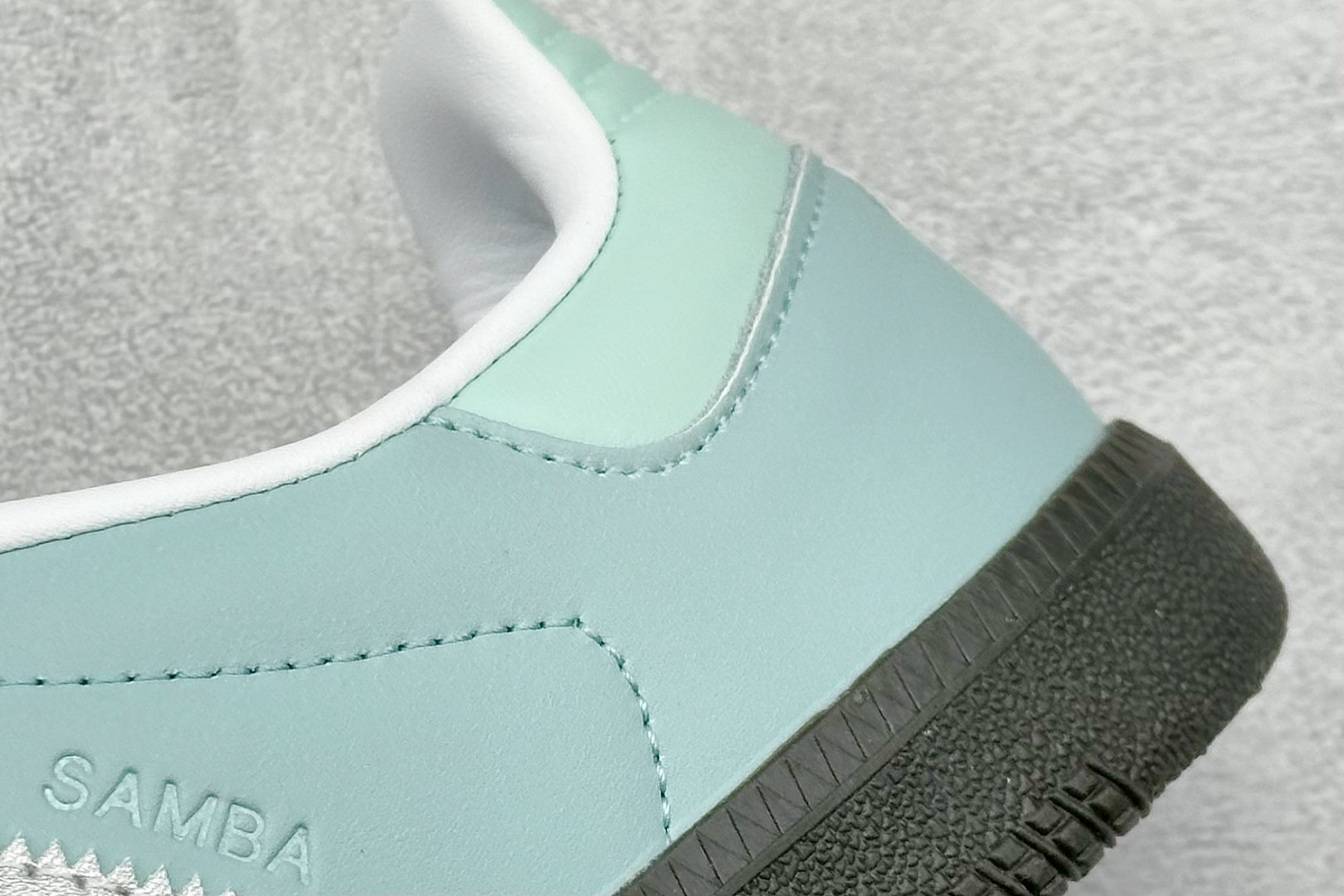 图片[9]-YH长青福利  AD Original Samba OG 复古经典轻便板鞋 带有装饰的超锁缝制和无缝的手感 柔软、柔软的皮革造型和标志性的3条纹完成了精致的外观 正规合身鞋带 鞋面上有绒面鞋垫 橡胶鞋底 享受正畸套筒软感 自50年代首次亮相以来就一直在赢得粉丝的青睐！ 货号：B75806-选品中心