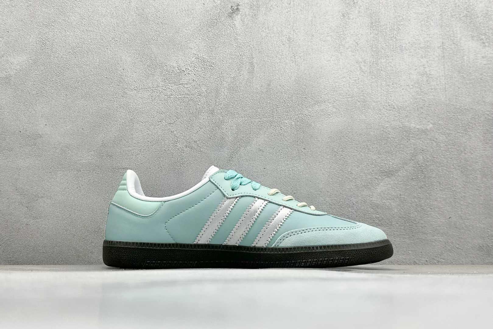 图片[2]-YH长青福利  AD Original Samba OG 复古经典轻便板鞋 带有装饰的超锁缝制和无缝的手感 柔软、柔软的皮革造型和标志性的3条纹完成了精致的外观 正规合身鞋带 鞋面上有绒面鞋垫 橡胶鞋底 享受正畸套筒软感 自50年代首次亮相以来就一直在赢得粉丝的青睐！ 货号：B75806-选品中心