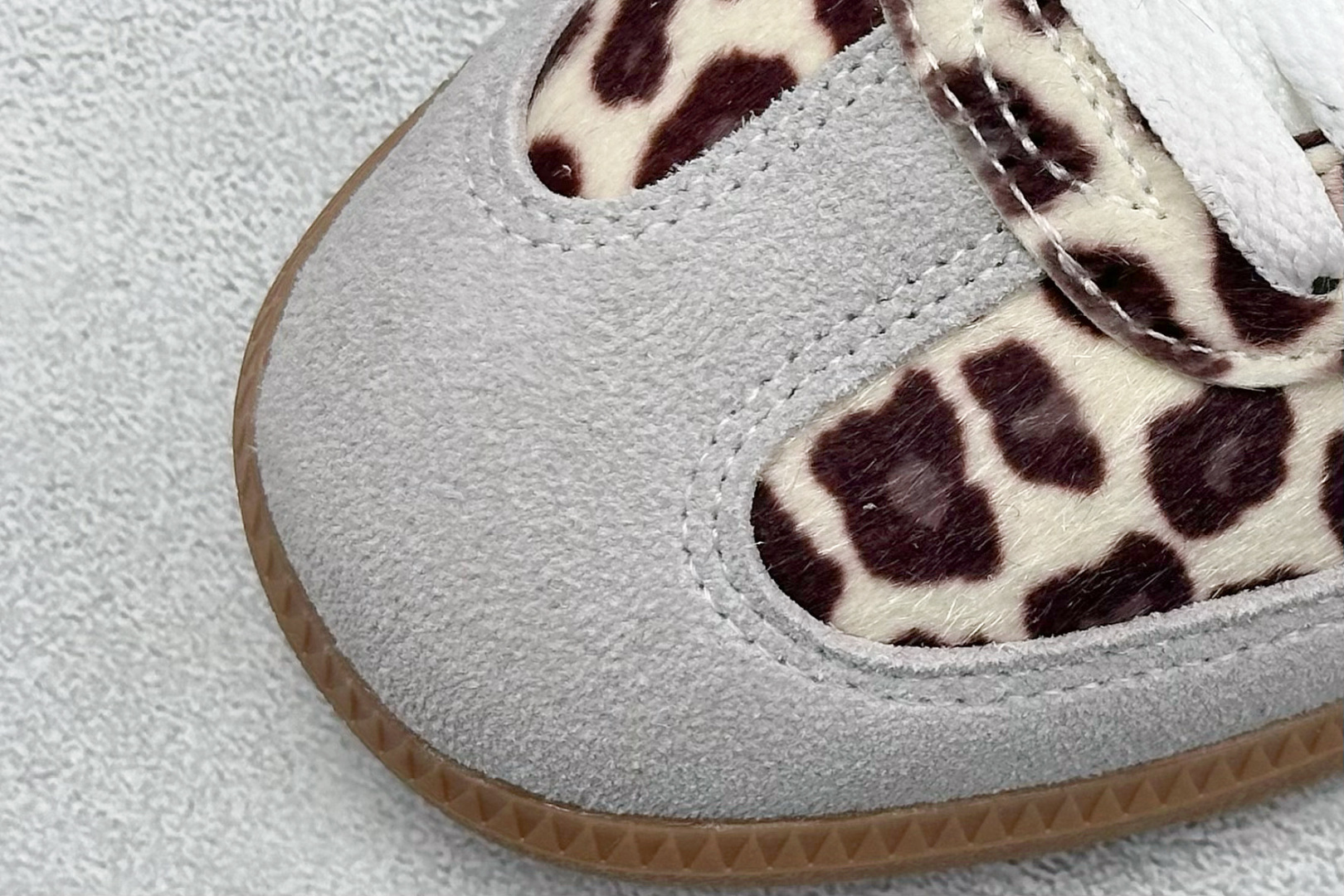 图片[7]-YH长青福利  AD Original Samba OG 复古经典轻便板鞋 带有装饰的超锁缝制和无缝的手感 柔软、柔软的皮革造型和标志性的3条纹完成了精致的外观 正规合身鞋带 鞋面上有绒面鞋垫 橡胶鞋底 享受正畸套筒软感 自50年代首次亮相以来就一直在赢得粉丝的青睐！ 货号：B75806-选品中心