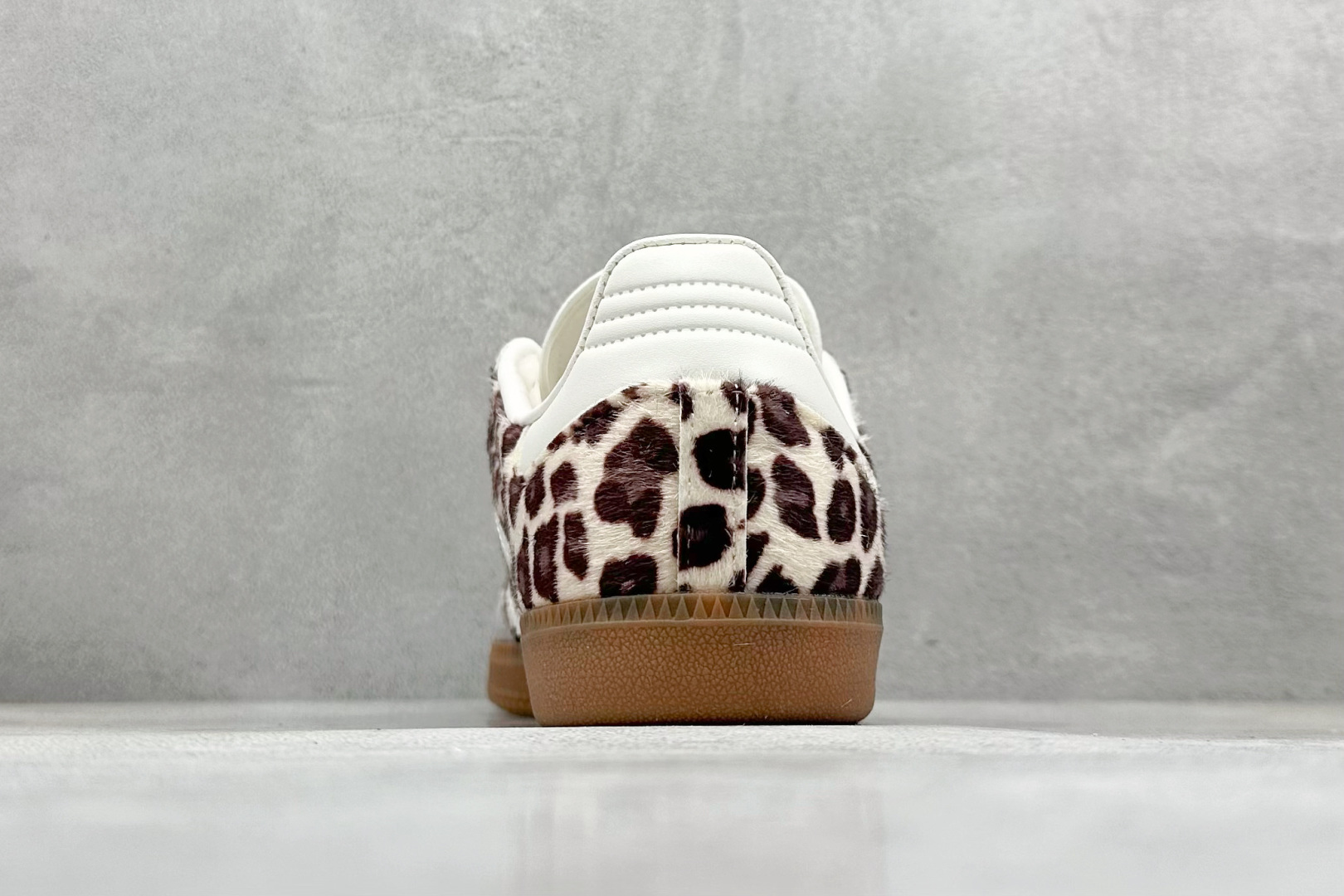 图片[6]-YH长青福利  AD Original Samba OG 复古经典轻便板鞋 带有装饰的超锁缝制和无缝的手感 柔软、柔软的皮革造型和标志性的3条纹完成了精致的外观 正规合身鞋带 鞋面上有绒面鞋垫 橡胶鞋底 享受正畸套筒软感 自50年代首次亮相以来就一直在赢得粉丝的青睐！ 货号：B75806-选品中心