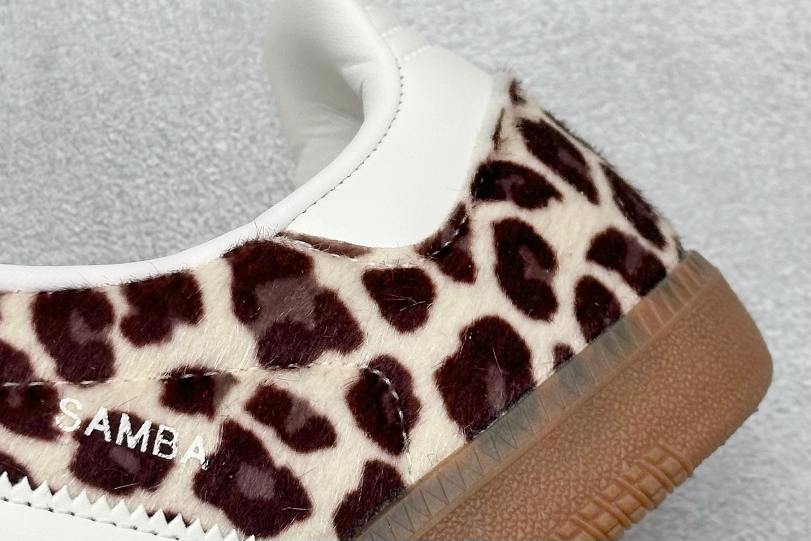 图片[9]-YH长青福利  AD Original Samba OG 复古经典轻便板鞋 带有装饰的超锁缝制和无缝的手感 柔软、柔软的皮革造型和标志性的3条纹完成了精致的外观 正规合身鞋带 鞋面上有绒面鞋垫 橡胶鞋底 享受正畸套筒软感 自50年代首次亮相以来就一直在赢得粉丝的青睐！ 货号：B75806-选品中心