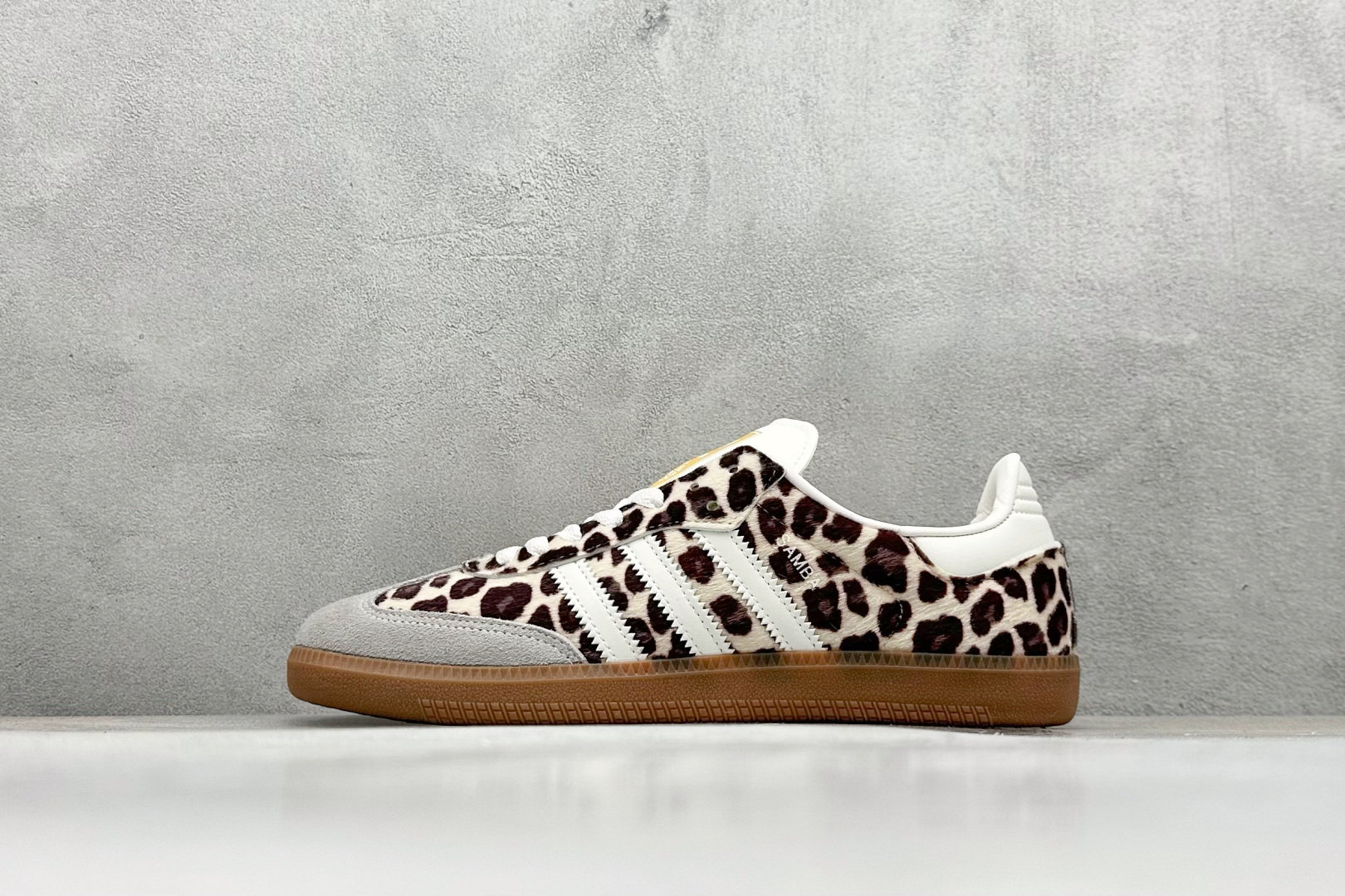 YH长青福利  AD Original Samba OG 复古经典轻便板鞋 带有装饰的超锁缝制和无缝的手感 柔软、柔软的皮革造型和标志性的3条纹完成了精致的外观 正规合身鞋带 鞋面上有绒面鞋垫 橡胶鞋底 享受正畸套筒软感 自50年代首次亮相以来就一直在赢得粉丝的青睐！ 货号：B75806-选品中心