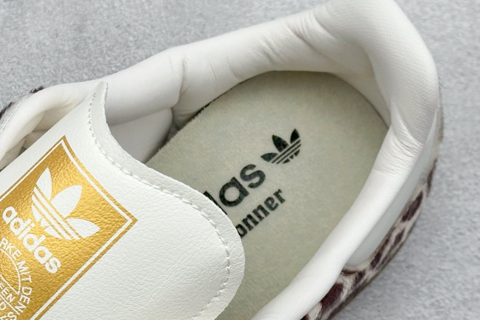 图片[8]-YH长青福利  AD Original Samba OG 复古经典轻便板鞋 带有装饰的超锁缝制和无缝的手感 柔软、柔软的皮革造型和标志性的3条纹完成了精致的外观 正规合身鞋带 鞋面上有绒面鞋垫 橡胶鞋底 享受正畸套筒软感 自50年代首次亮相以来就一直在赢得粉丝的青睐！ 货号：B75806-选品中心