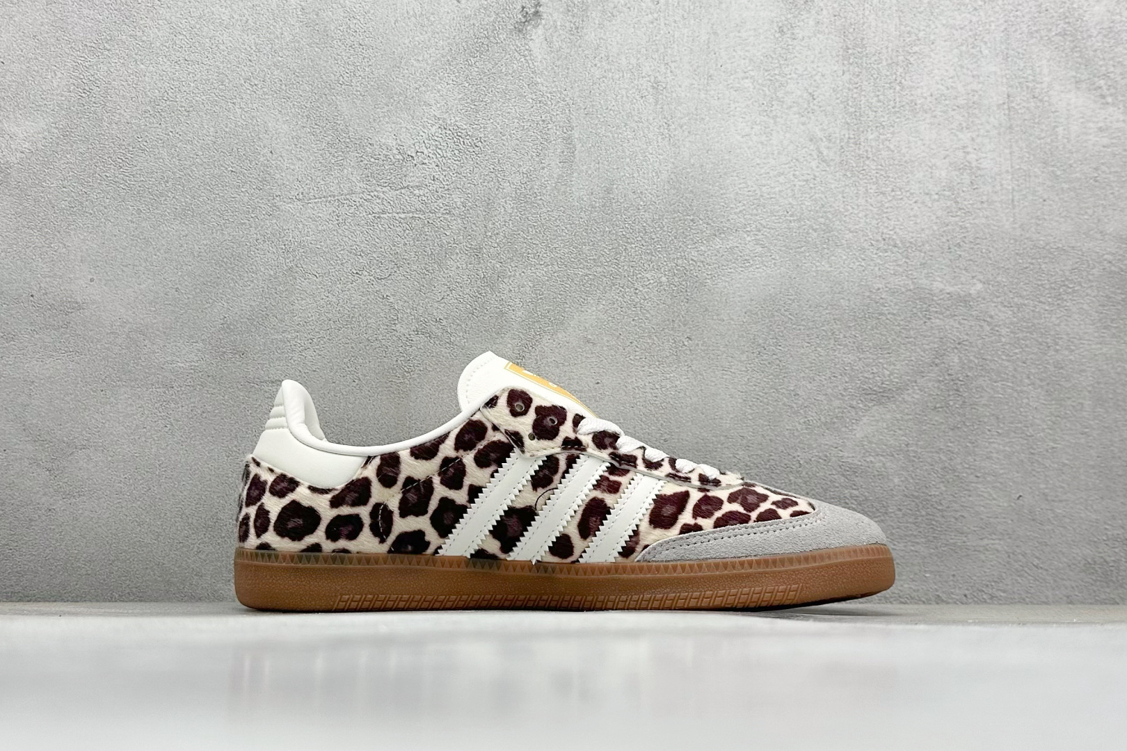 图片[2]-YH长青福利  AD Original Samba OG 复古经典轻便板鞋 带有装饰的超锁缝制和无缝的手感 柔软、柔软的皮革造型和标志性的3条纹完成了精致的外观 正规合身鞋带 鞋面上有绒面鞋垫 橡胶鞋底 享受正畸套筒软感 自50年代首次亮相以来就一直在赢得粉丝的青睐！ 货号：B75806-选品中心