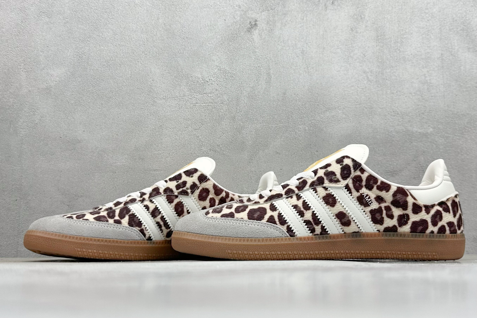 图片[5]-YH长青福利  AD Original Samba OG 复古经典轻便板鞋 带有装饰的超锁缝制和无缝的手感 柔软、柔软的皮革造型和标志性的3条纹完成了精致的外观 正规合身鞋带 鞋面上有绒面鞋垫 橡胶鞋底 享受正畸套筒软感 自50年代首次亮相以来就一直在赢得粉丝的青睐！ 货号：B75806-选品中心