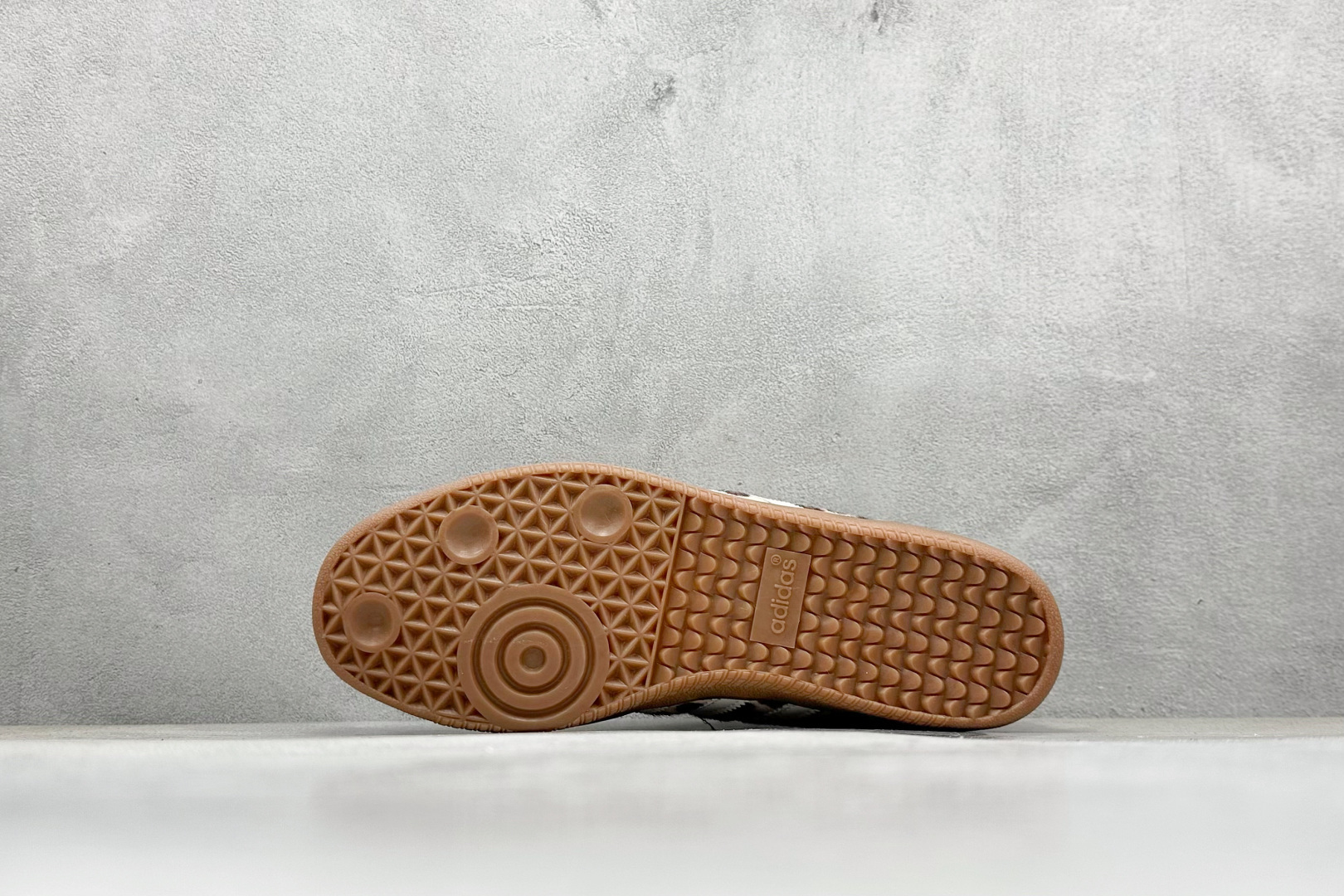 图片[4]-YH长青福利  AD Original Samba OG 复古经典轻便板鞋 带有装饰的超锁缝制和无缝的手感 柔软、柔软的皮革造型和标志性的3条纹完成了精致的外观 正规合身鞋带 鞋面上有绒面鞋垫 橡胶鞋底 享受正畸套筒软感 自50年代首次亮相以来就一直在赢得粉丝的青睐！ 货号：B75806-选品中心