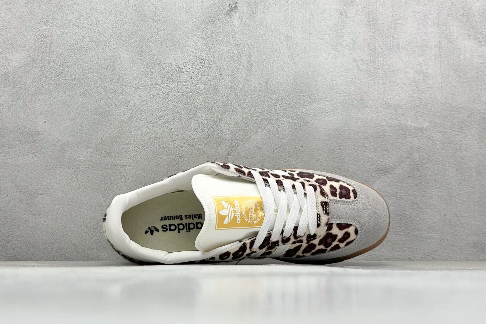 图片[3]-YH长青福利  AD Original Samba OG 复古经典轻便板鞋 带有装饰的超锁缝制和无缝的手感 柔软、柔软的皮革造型和标志性的3条纹完成了精致的外观 正规合身鞋带 鞋面上有绒面鞋垫 橡胶鞋底 享受正畸套筒软感 自50年代首次亮相以来就一直在赢得粉丝的青睐！ 货号：B75806-选品中心