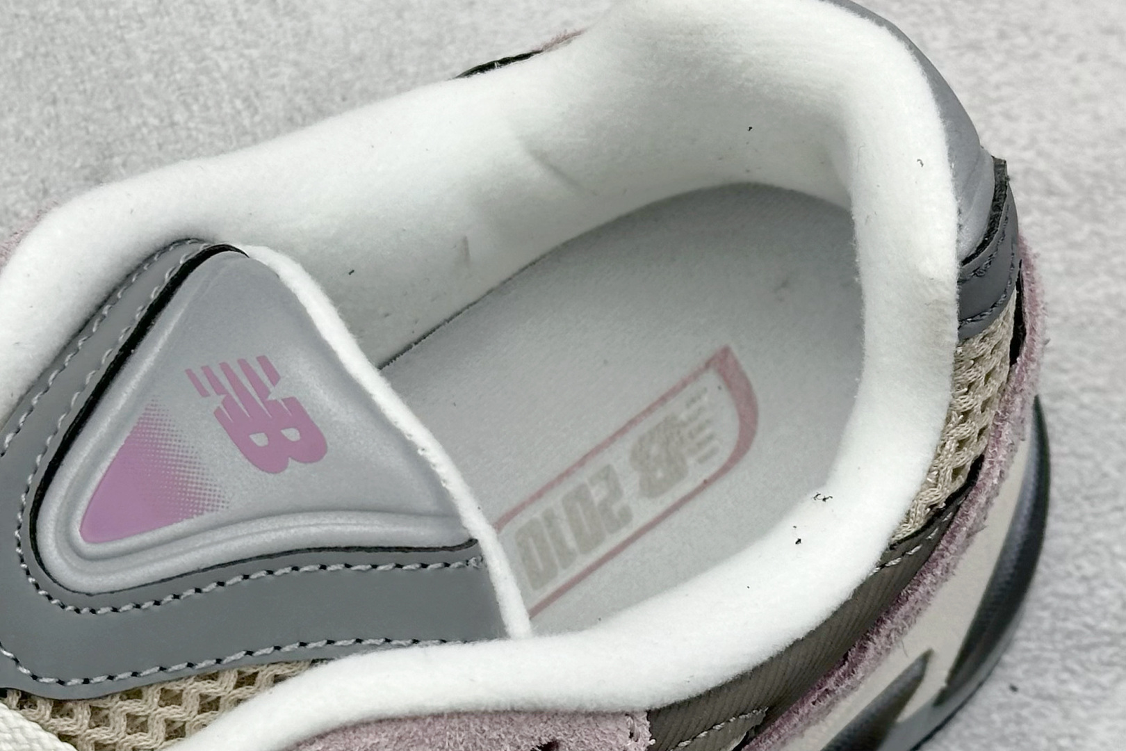 图片[8]-SC版New Balance 2010系列 复古休闲跑步鞋 #鞋面的柔软麂皮搭配尼龙网布，特别透气而且还复古感，不管是搭配牛仔裤还工装裤都是百搭！ 货号：U2010NB1 尺码：36 37 37.5 38 38.5 39 40 40.5 41 42 42.5 43 44 44.5 45-选品中心