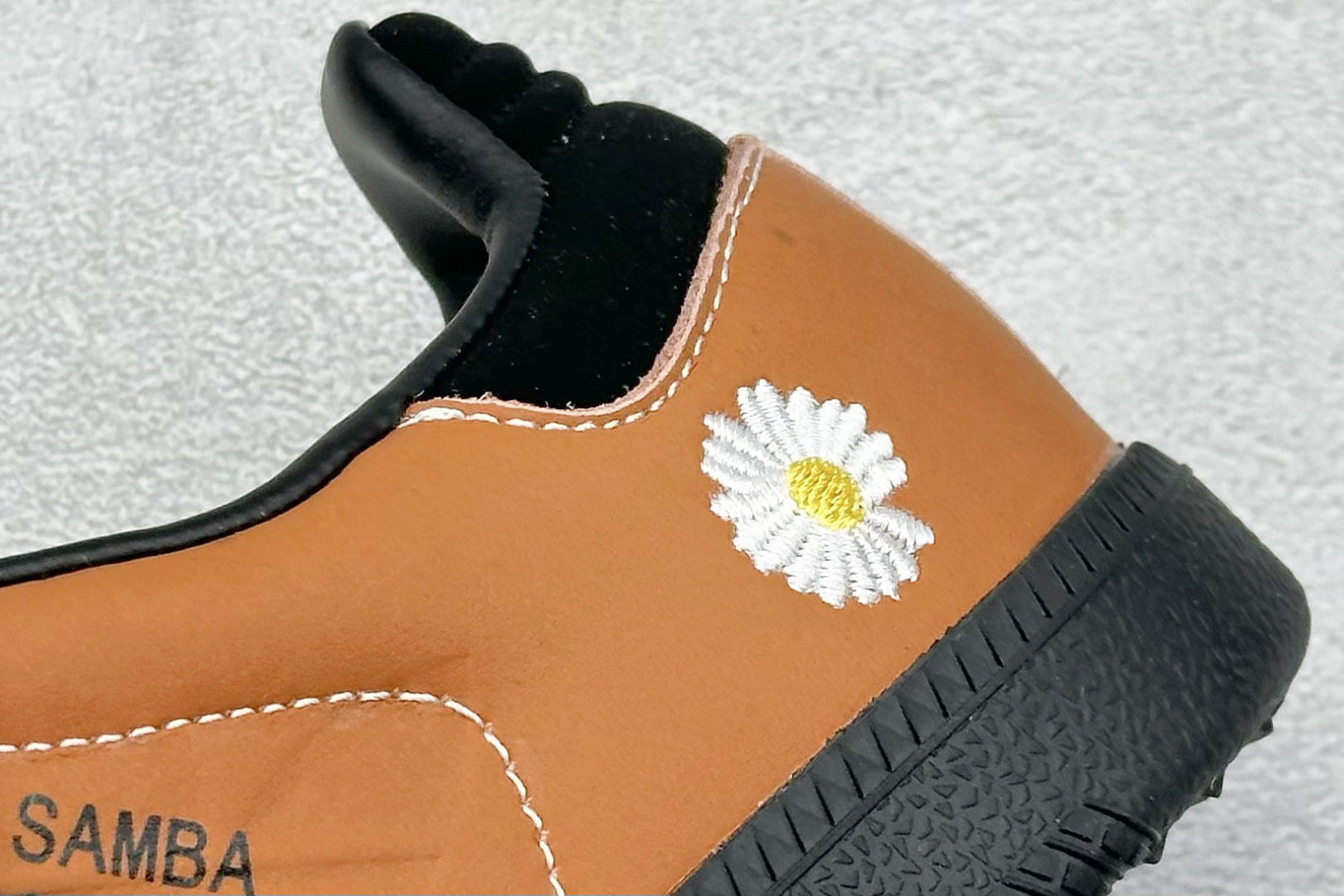 200 adidoriginals Samba OG 小雏菊 黑棕 桑巴舞系列复古经典轻便板鞋 XR0008-Chinese UA Cheap High Quatity Brand Clothes Bags handbags Sneakers wholesale wholesaler seller from China Factory suppliers Fashion Clothing Shoes best Quality Beautiful Price 200 adidoriginals Samba OG 小雏菊 黑棕 桑巴舞系列复古经典轻便板鞋 XR0008