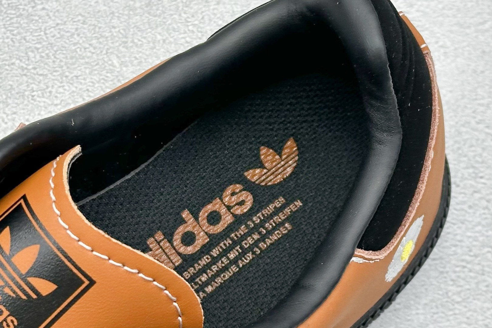 200 adidoriginals Samba OG 小雏菊 黑棕 桑巴舞系列复古经典轻便板鞋 XR0008-Chinese UA Cheap High Quatity Brand Clothes Bags handbags Sneakers wholesale wholesaler seller from China Factory suppliers Fashion Clothing Shoes best Quality Beautiful Price 200 adidoriginals Samba OG 小雏菊 黑棕 桑巴舞系列复古经典轻便板鞋 XR0008