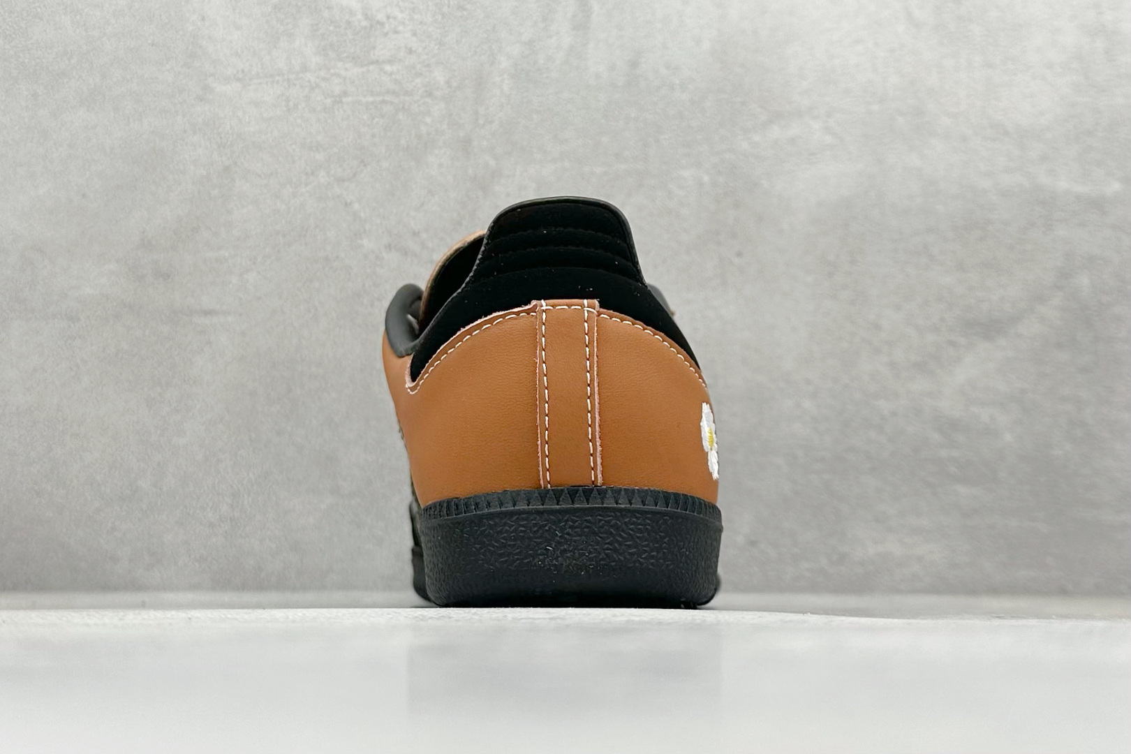 200 adidoriginals Samba OG 小雏菊 黑棕 桑巴舞系列复古经典轻便板鞋 XR0008-Chinese UA Cheap High Quatity Brand Clothes Bags handbags Sneakers wholesale wholesaler seller from China Factory suppliers Fashion Clothing Shoes best Quality Beautiful Price 200 adidoriginals Samba OG 小雏菊 黑棕 桑巴舞系列复古经典轻便板鞋 XR0008