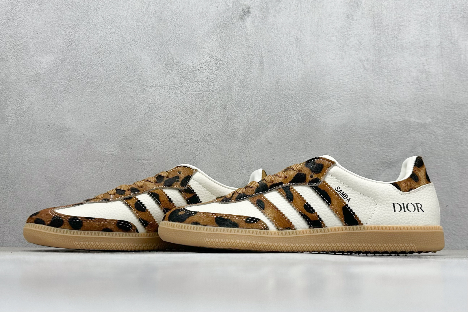 200 adidoriginals Samba OG x DIOR 豹纹 桑巴舞系列复古经典轻便板鞋 XR0009-Chinese UA Cheap High Quatity Brand Clothes Bags handbags Sneakers wholesale wholesaler seller from China Factory suppliers Fashion Clothing Shoes best Quality Beautiful Price 200 adidoriginals Samba OG x DIOR 豹纹 桑巴舞系列复古经典轻便板鞋 XR0009